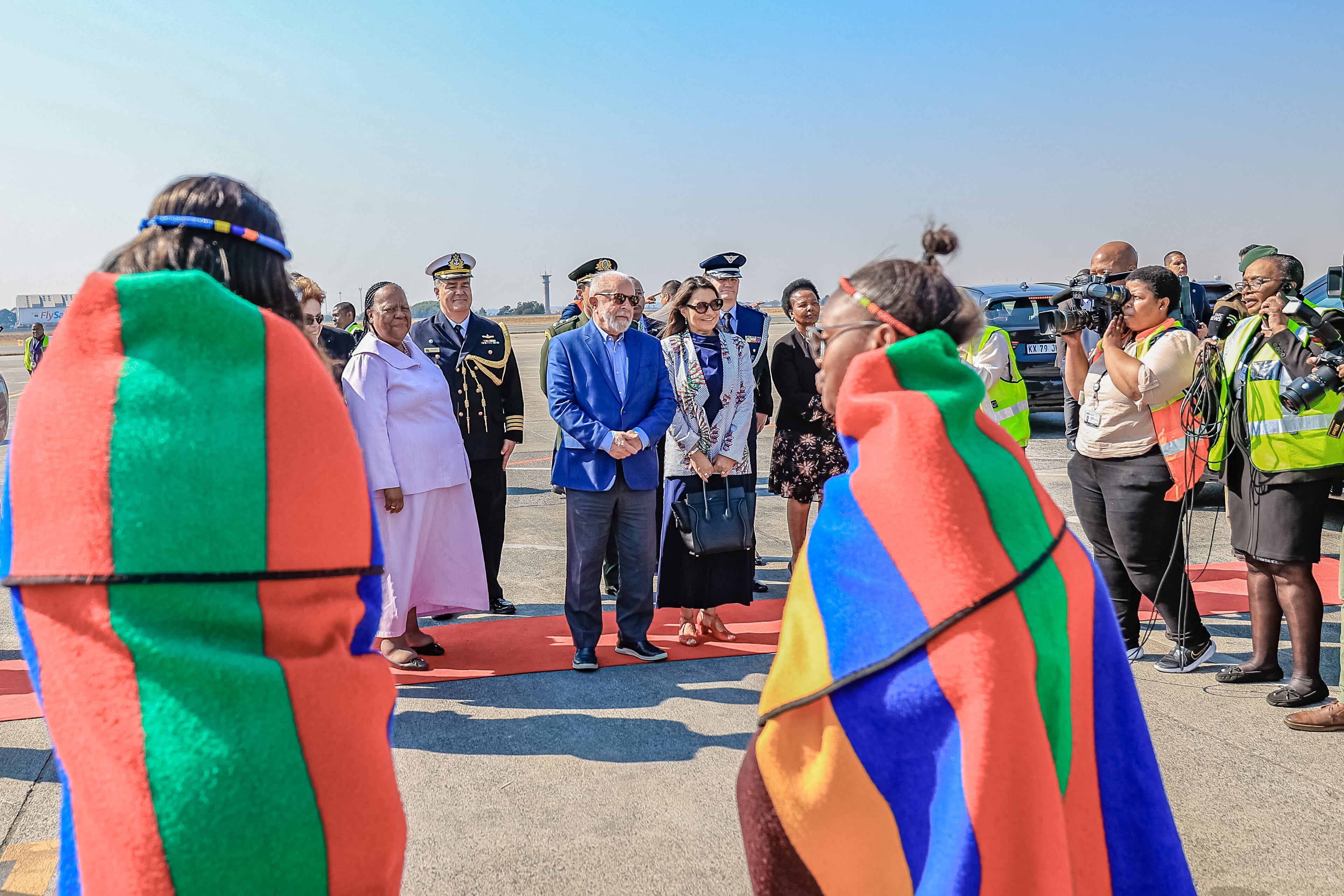 Presidente de Brasil, Luiz Inacio Lula da Silva y la primera dama de Brasil, Rosangela da Silva, cuando llegan al Aeropuerto Internacional OR Tambo en Ekurhuleni, antes de la Cumbre BRICS