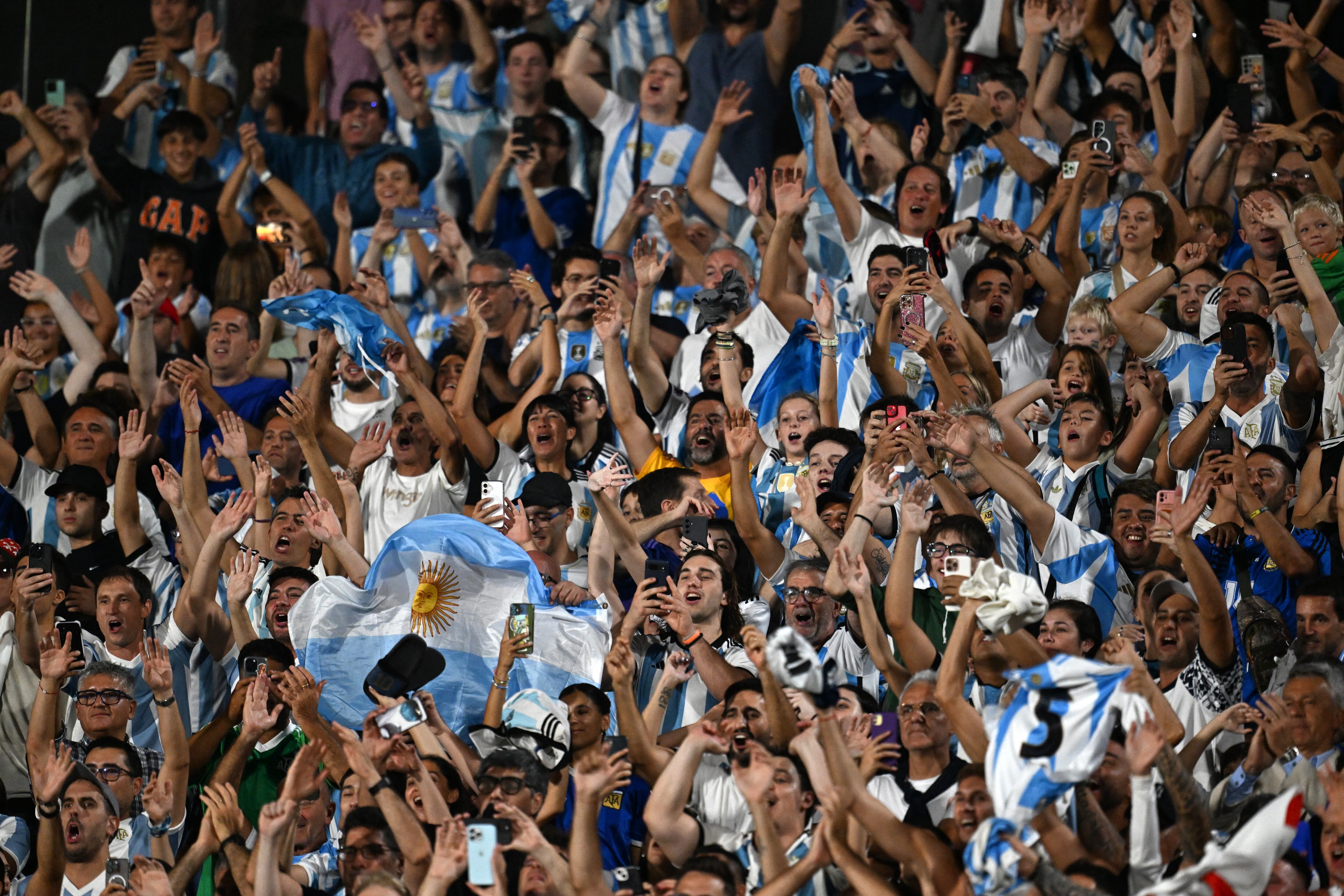 Aficionados argentinos celebran tras la victoria de su selección contra la Uruguay de Marcelo Bielsa.