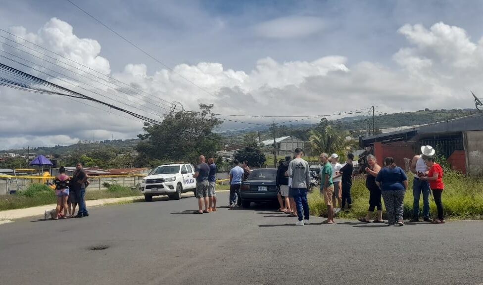 Una vecina de la comunidad de Blanquillo en Oreamuno de Cartago, reportó el hallazgo del cuerpo de una mujer, quien habría sido atacada con arma blanca en un parque infantil.