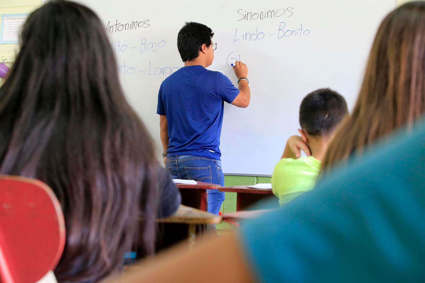 14/11/2018 Santo Domingo de Heredia. Maestras jubiladas, estudiantes con estudios avanzados en educación y profesoras activas del colegio privado Yurusti, dan lecciones a los niños de la escuela Felix Arcadio Montero para tratar de que cumplan con los programas del Ministerio de Educación. Emanuel Umaña, estudiante avanzado de Educación General Básica. Foto: Rafael Pacheco