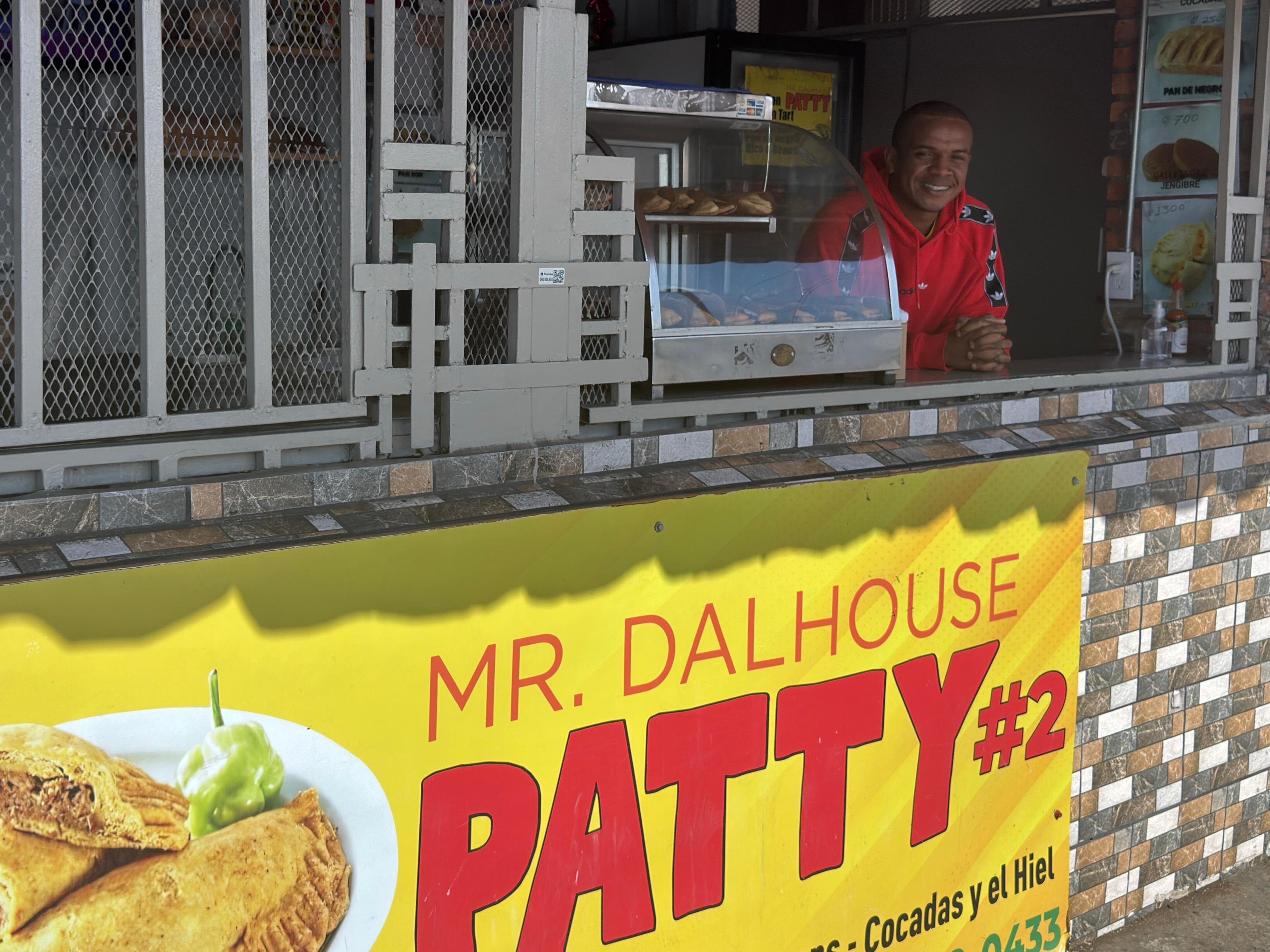Jean Scott administra la ventanita de comida caribeña, MR. Dalhouse, en las cercanías de Casa Presidencial.