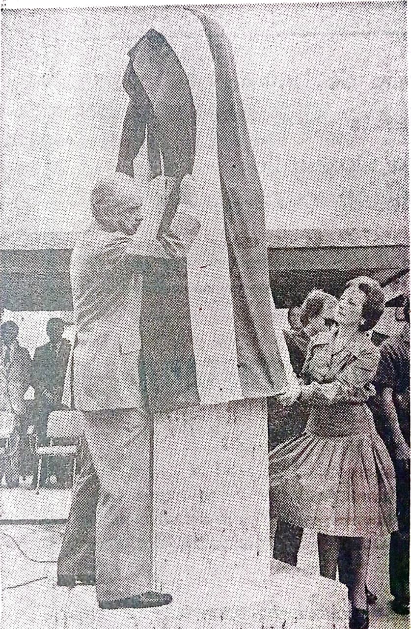 Marita Camacho, viuda de Orlich, develiza junto con el presidente Daniel Oduber, el busto de su esposo el expresidente don Francisco J. Orlich.