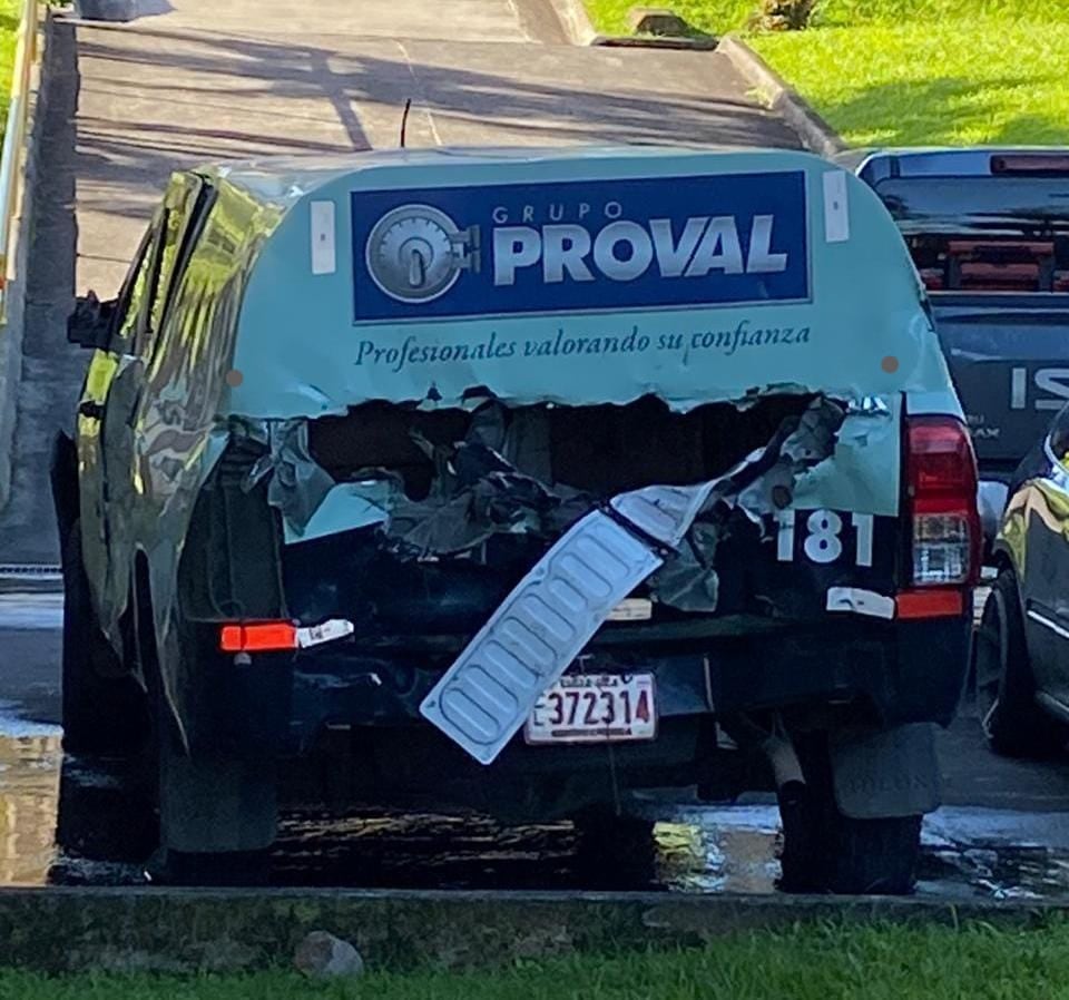 El carro de la empresa Proval fue llevado a los patios del OIJ para una inspección detallada. Foto: Reiner Montero.