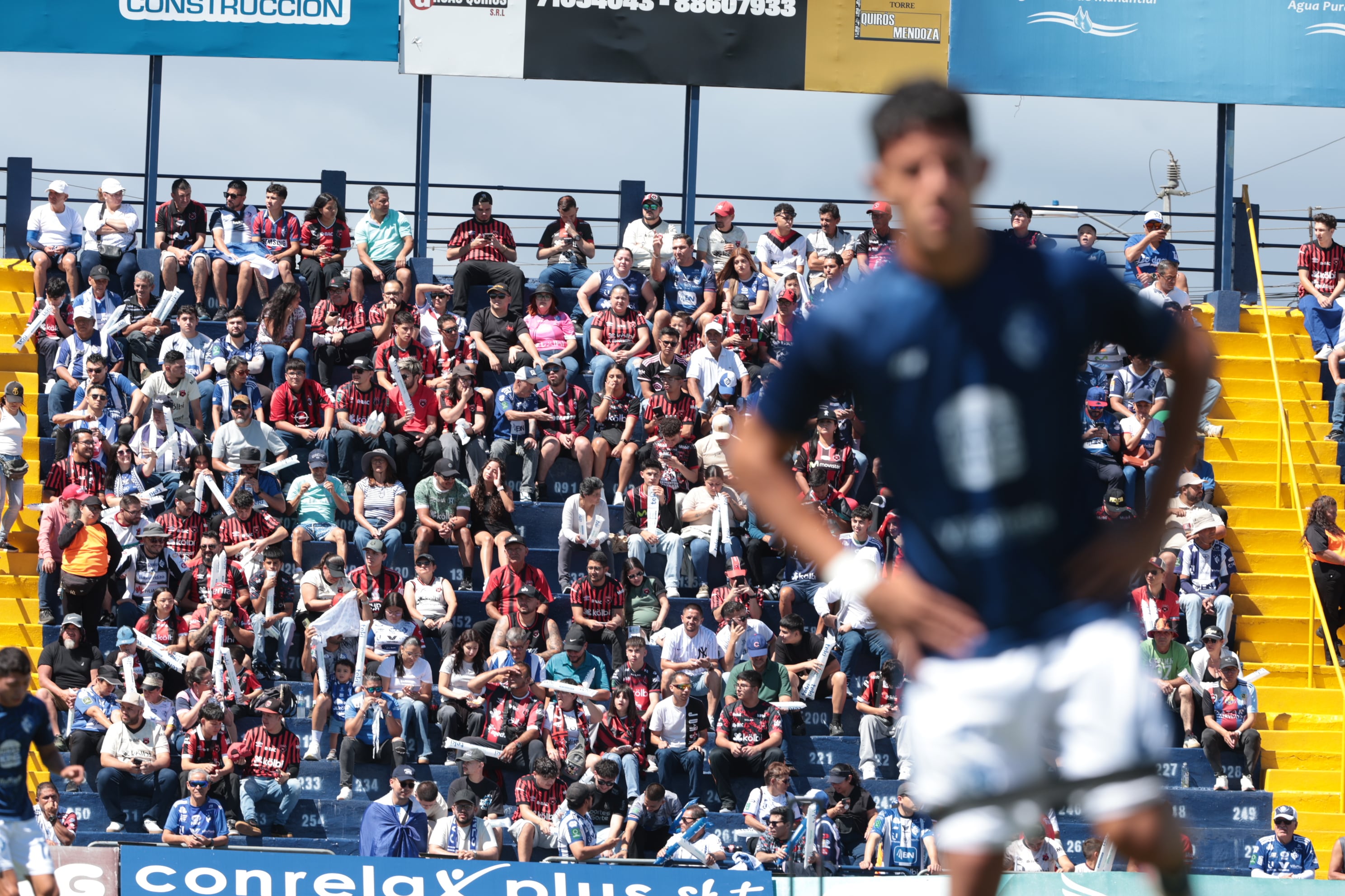 30/11/2025/ Juego entre Club Sport Cartagines vs Liga Deportiva Alajuelense por la fecha 17 del torneo apertura de l Liga Promerica en el estadio Fello Meza / foto John Durán