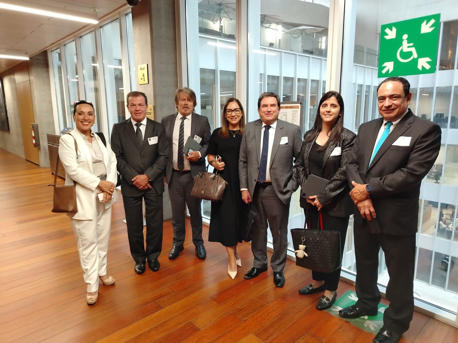 Exdirectivos del Banco Nacional, cuatro hombres y tres mujeres, de pie.