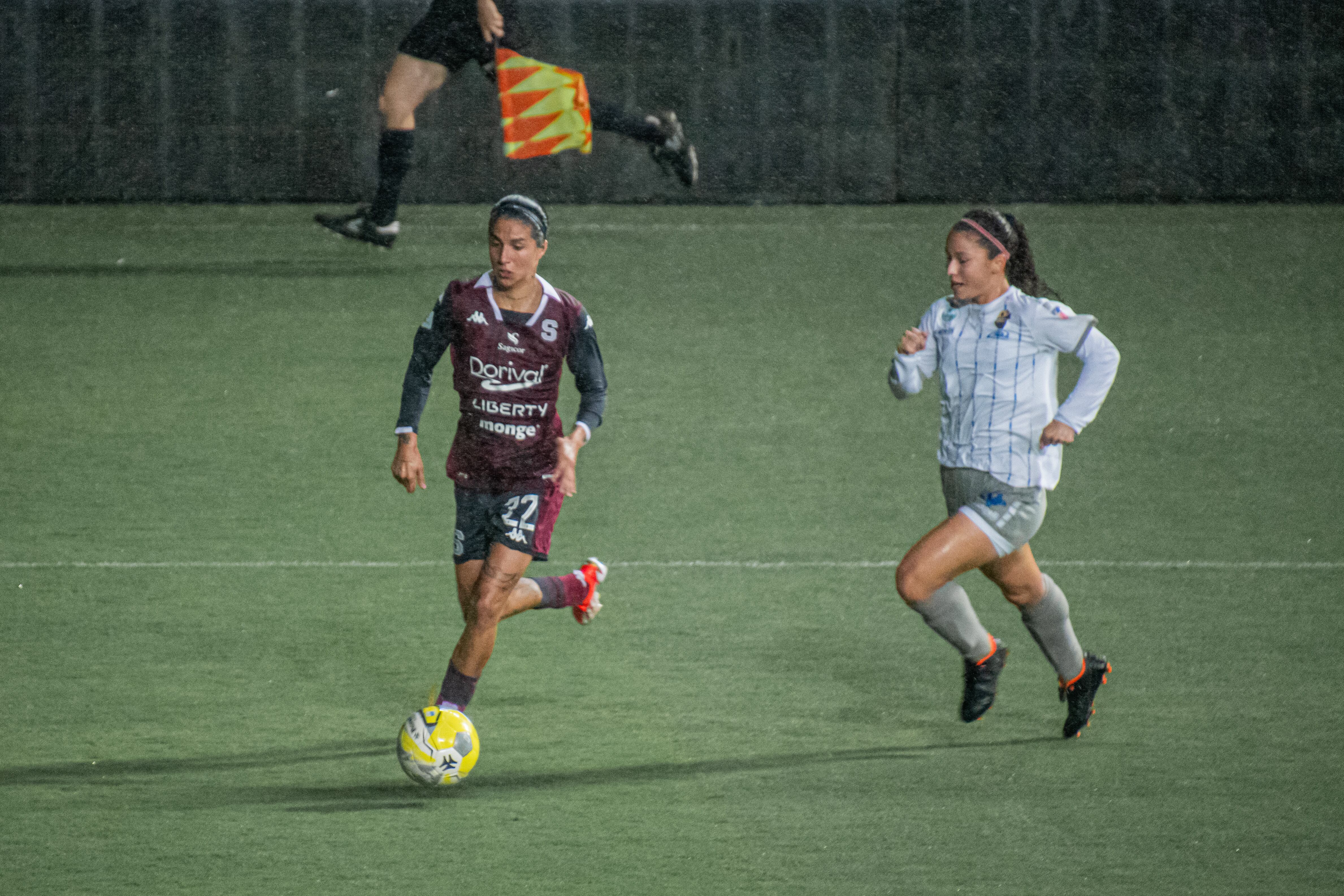 Saprissa luchó contra Dimas Escazú bajo un aguacero en Tibás.