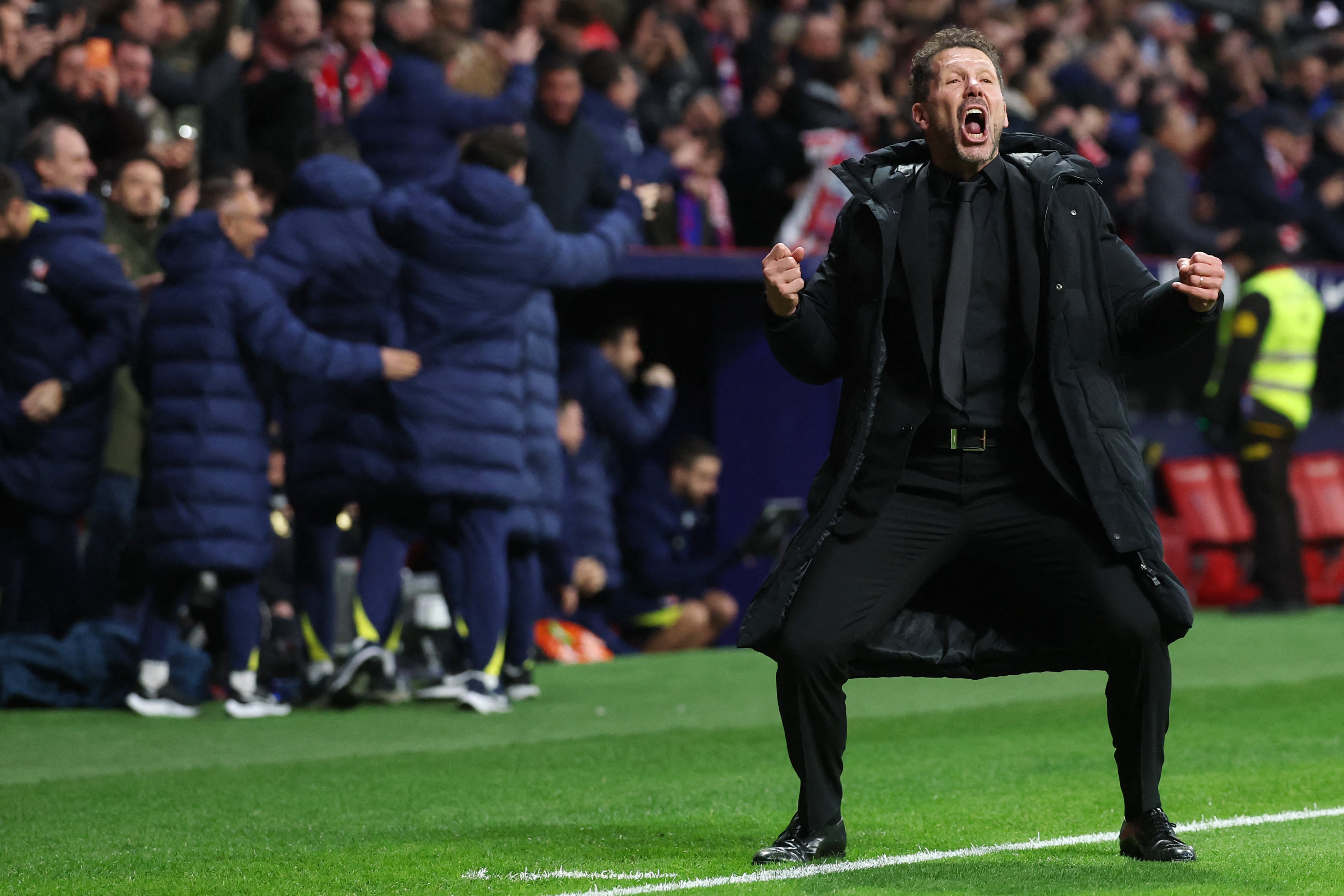 El entrenador del Atlético de Madrid, Diego Simeone, celebra con todo uno de los goles en la paliza de su equipo ante el Barcelona por la Copa del Rey.