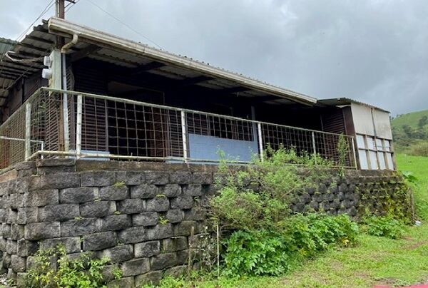 Casa y apartamento con daños estructurales. Parte debe demolerse. Solo acepta contado o garantía. Precio con descuento: ¢26,7 millones.