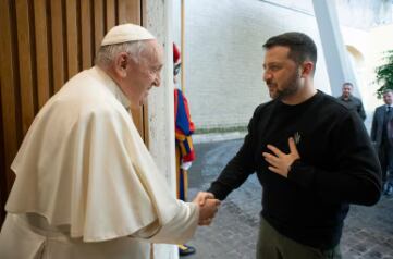 Esta foto tomada y distribuida como folleto el 13 de mayo de 2023 por los medios del Vaticano muestra al Papa Francisco saludando al presidente ucraniano Volodimir Zelensky a su llegada para una audiencia privada en el Vatican
afp - VATICAN MEDIA