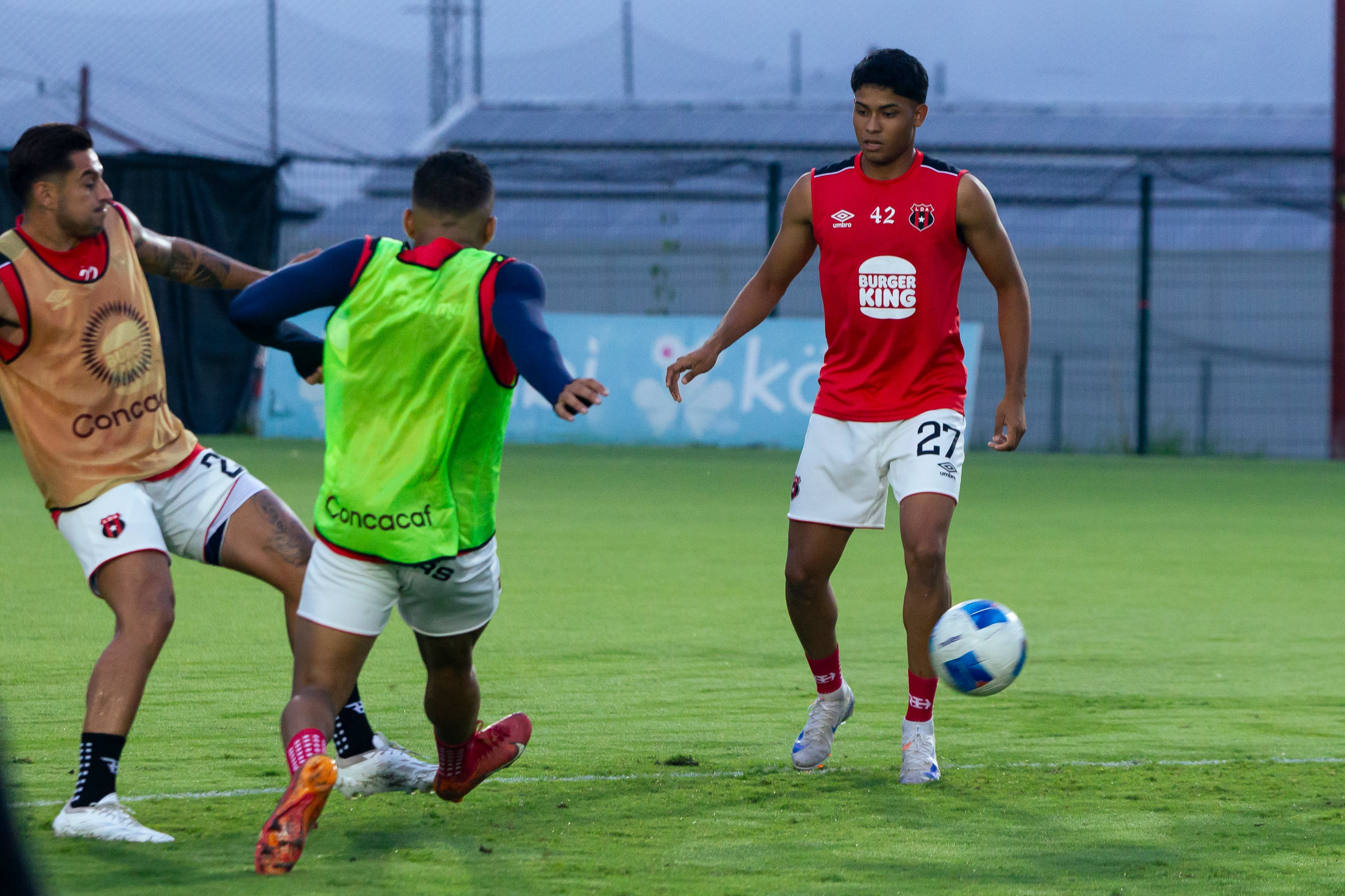 Rónald Matarrita estuvo muy activo en el entrenamiento previo al partido entre Liga Deportiva Alajuelense y Comunicaciones, al igual que el delantero juvenil Luis Rodríguez (27).