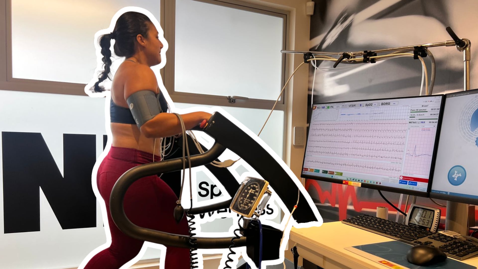 La prueba de esfuerzo monitorea presión arterial, frecuencia cardíaca, ritmo eléctrico del corazón y síntomas como mareos o dolor de pecho, mientras la persona realiza ejercicio en una banda.