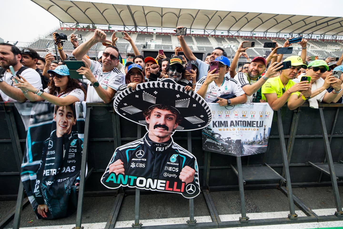 Los aficionados mexicanos están muy identificados con el líder de la Fórmula 1, Kimi Antonelli, y así lo mostraron en el inicio de las prácticas en el Autódromo Hermanos Rodriguez de Ciudad de México.