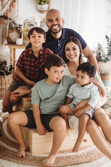 Thais confesó que en su hogar hay una dinámica familiar armónica, con respeto, amor y límites. En la fotografía junto a su esposo Paulo Miranda y los pequeños Gael, Josué y Mateo.