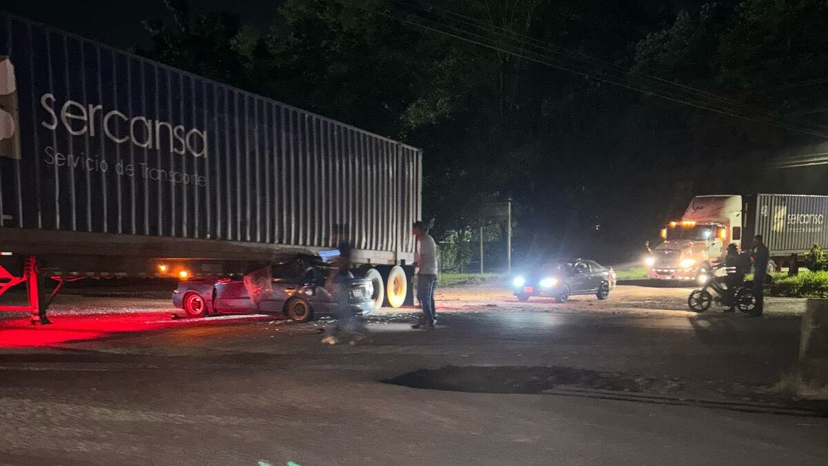 Un vehículo quedó incrustrado en el espacio entre el contenedor y la calle, en Limón centro, sobre la ruta 32. Foto: Noticia Limón