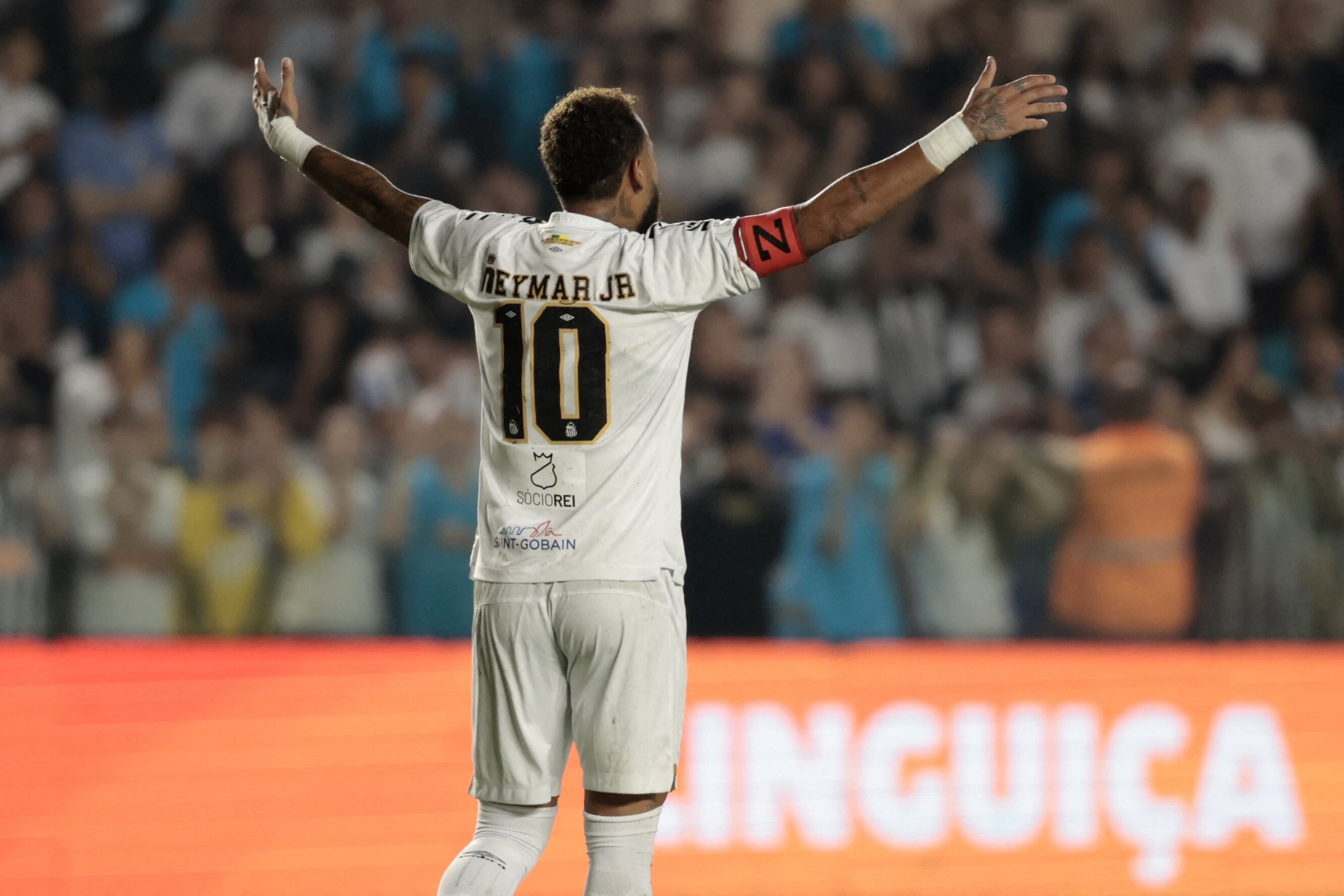 Neymar gesticula durante el partido del Santos ante el Remo por la Copa de Brasil.