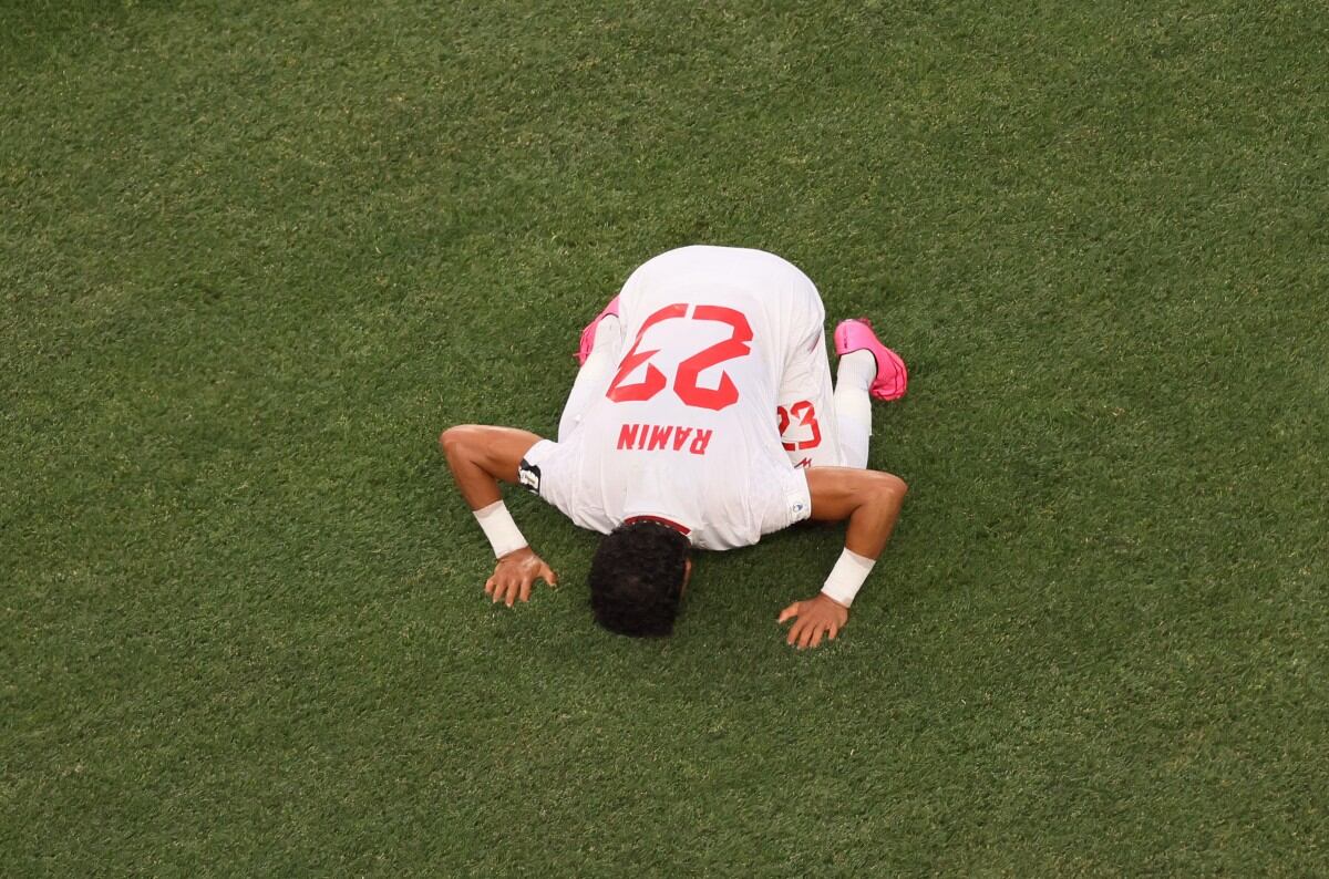 Ramin Rezaeian celebró besando el césped.