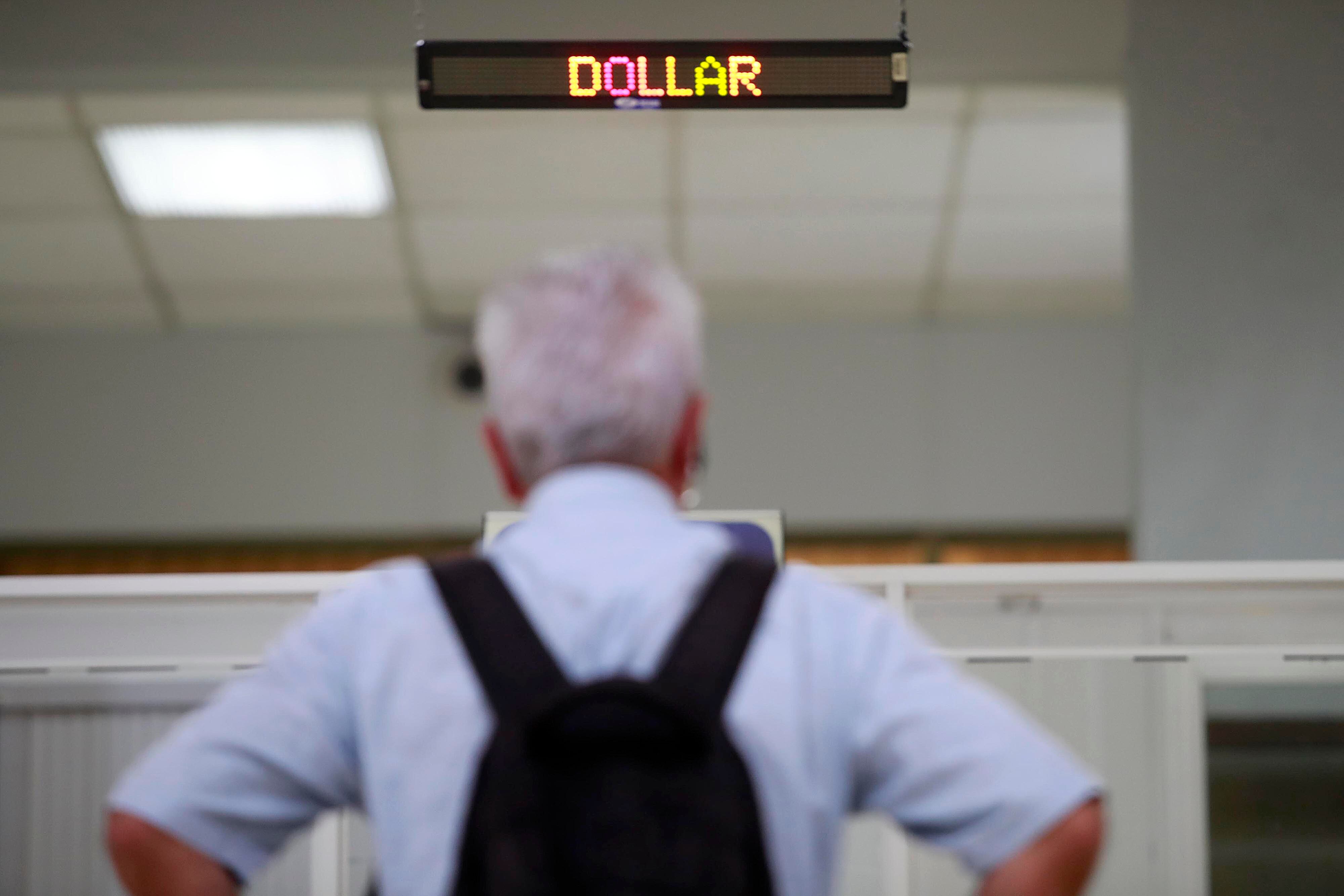 14/04/2024 San José. Pizarra electrónica con información relacionada con el tipo de cambio (compra y venta) del dolar, en el Banco Nacional. Foto: Rafael Pacheco Granados