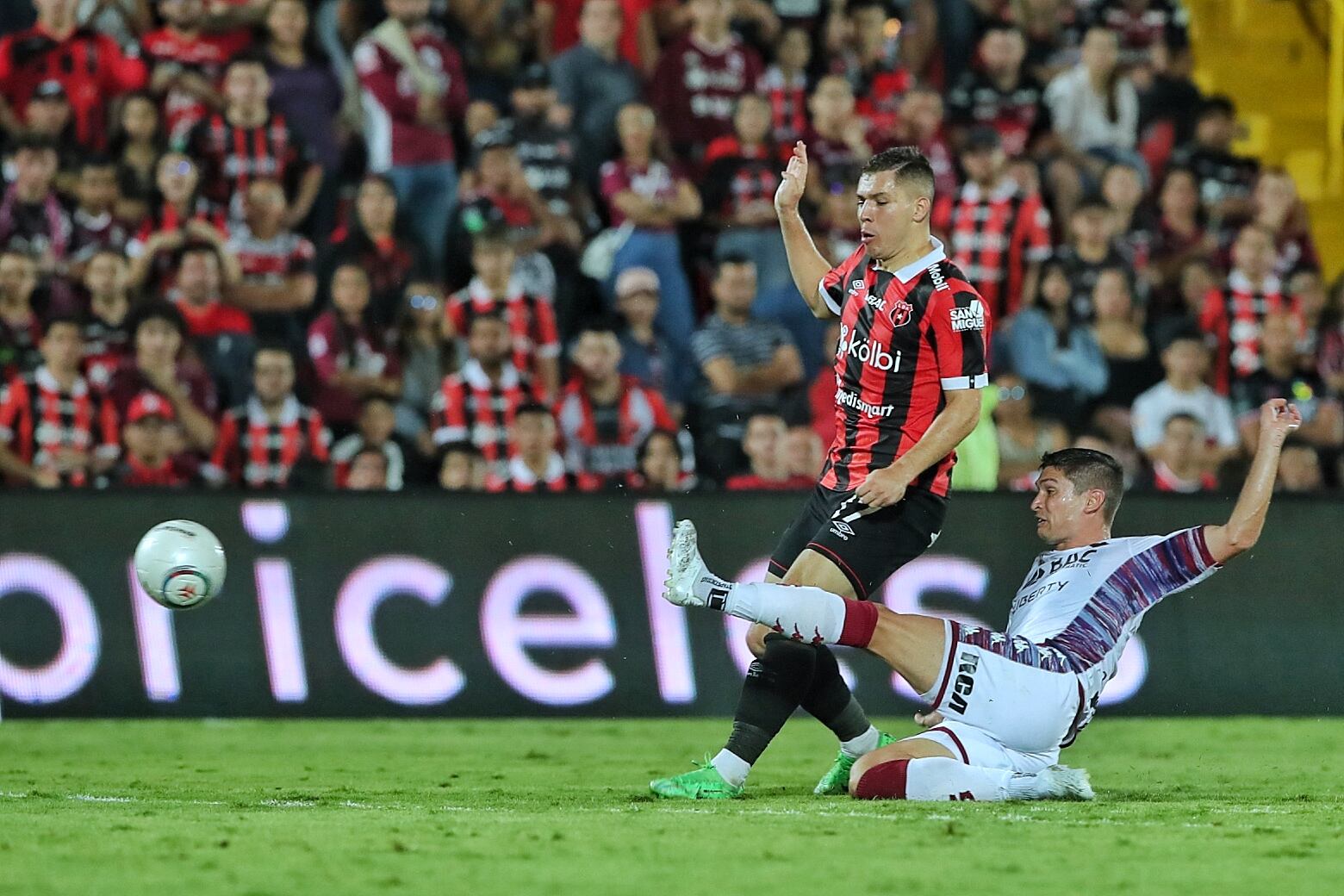 20/04/2024/ Clásico Nacional entre Liga Deportiva Alajuelense vs Deportivo Saprissa por la jornada 19 del torneo clausura de la Liga Promerica en el estadio Alejandro Morera Soto / Foto John Durán