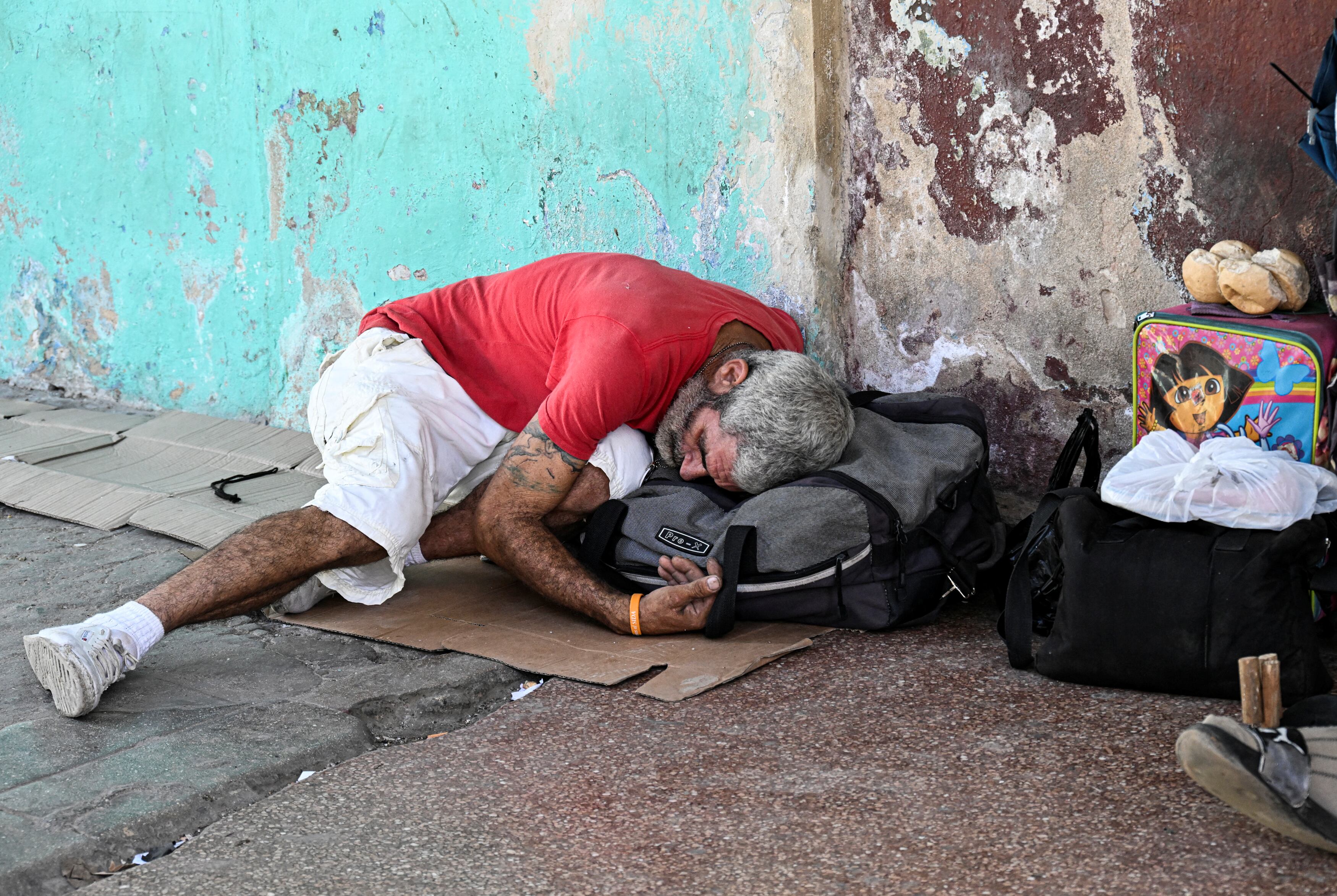Una persona sin hogar en una calle de La Habana el pasado 21 de julio. Fotografía: