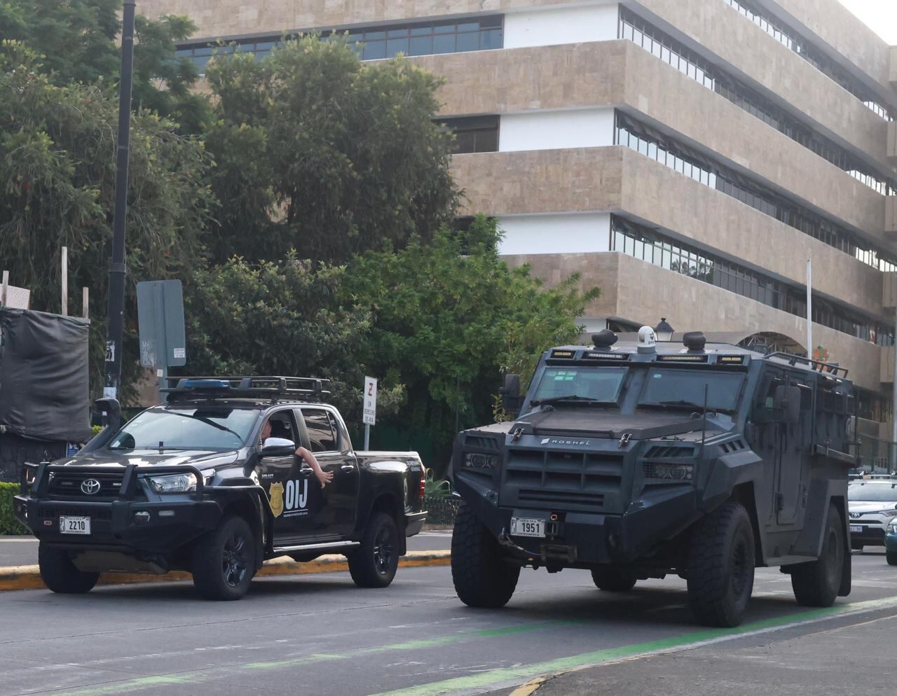 Vehículos especializados que trasladarán a Alejandro Arias Monge, alias Diablo, desde La Reforma a los Tribunales.