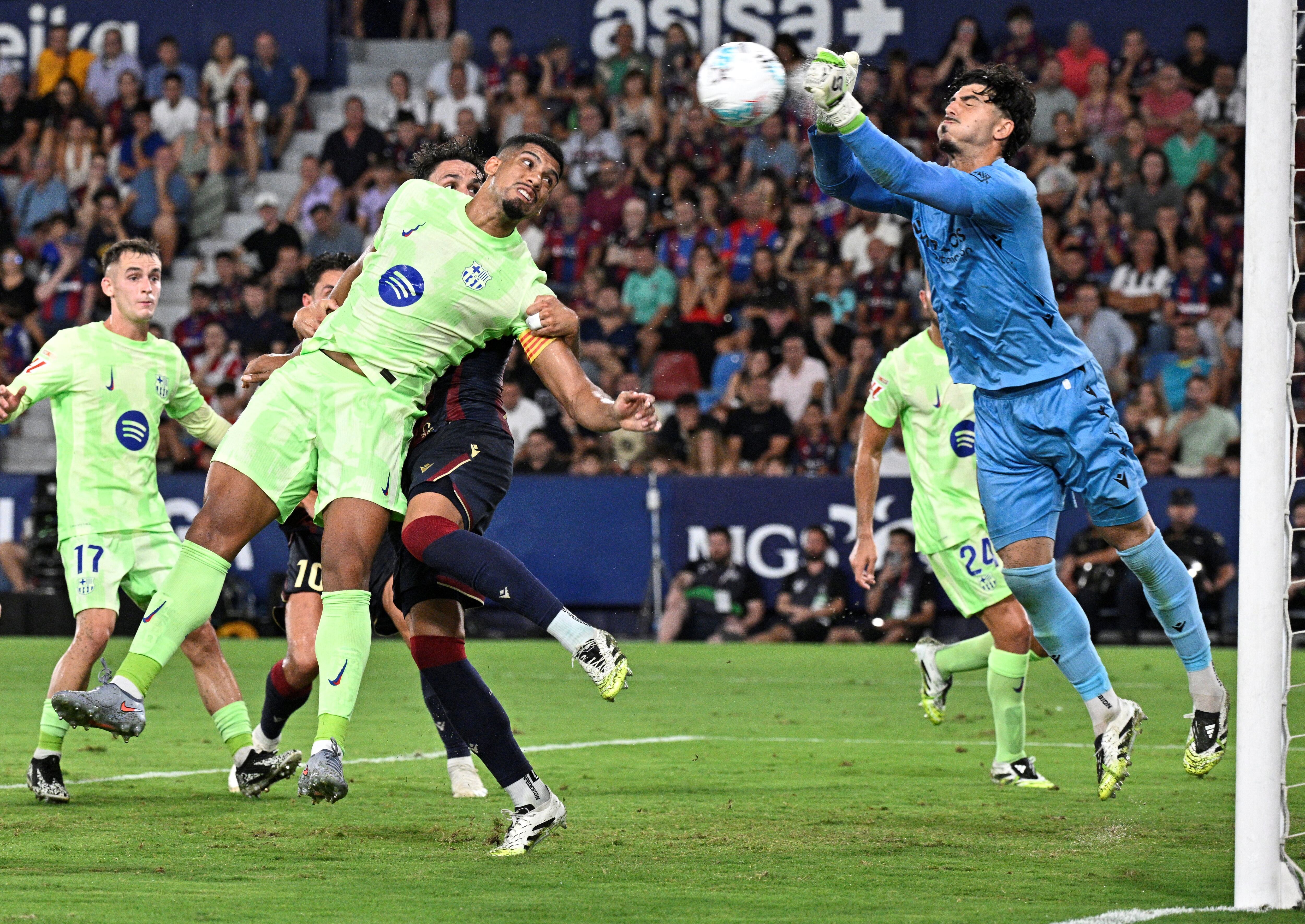 Ronald Araujo del Barcelona intenta adelantarse al arquero Pablo Campos del Levante, durante el partido por la segunda fecha de la Liga Española.