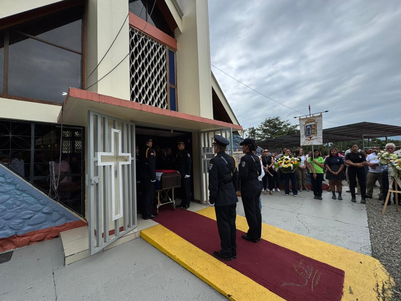 La iglesia San Antonio de Padua, en Bribri, Talamanca, recibe los restos mortales de Gerson Rosales, oficial de Fuerza Pública asesinado el pasado 13 de mayo por delincuentes en Batán.