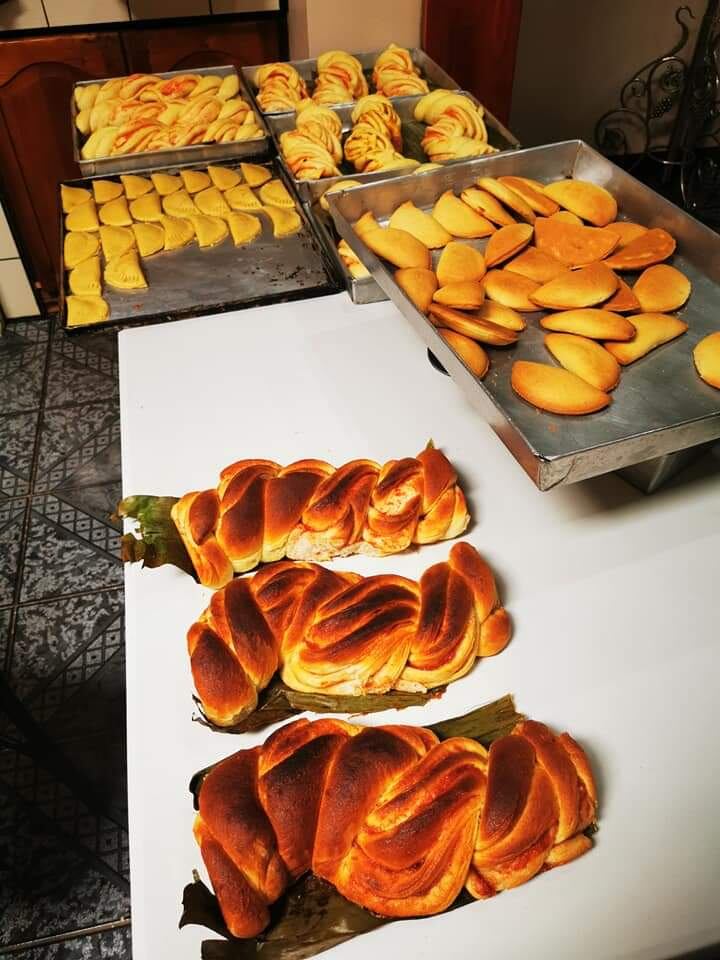 El sacerdote, Geison Ortiz es panadero de San Carlos y vive la cuarentena entre el delantal y la sotana