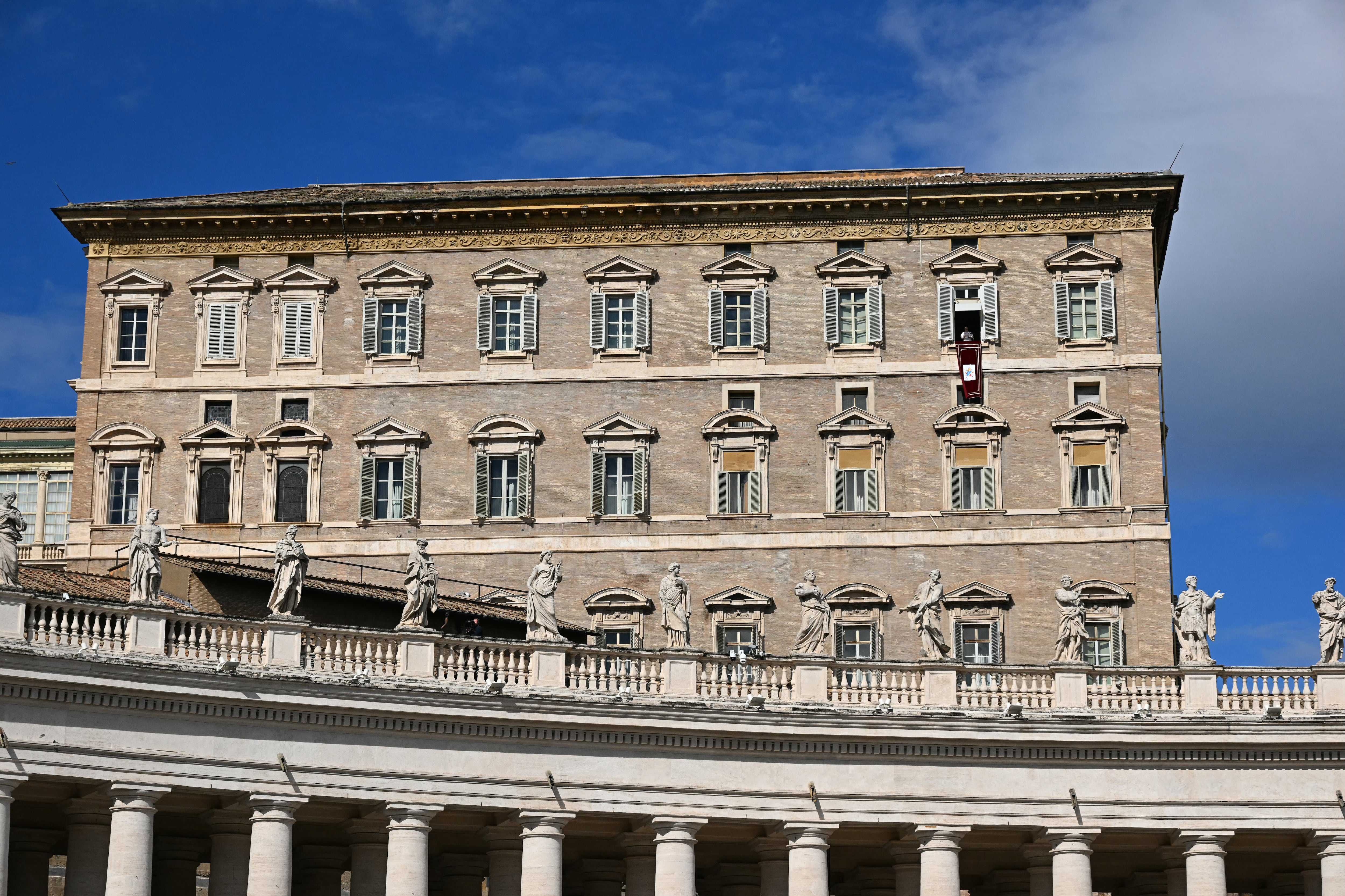 El papa León XIV se dirige a la multitud desde la ventana del Palacio Apostólico con vista a la Plaza de San Pedro durante el rezo del Ángelus en el Vaticano el 15 de febrero de 2026. (Foto de Andreas SOLARO / AFP)