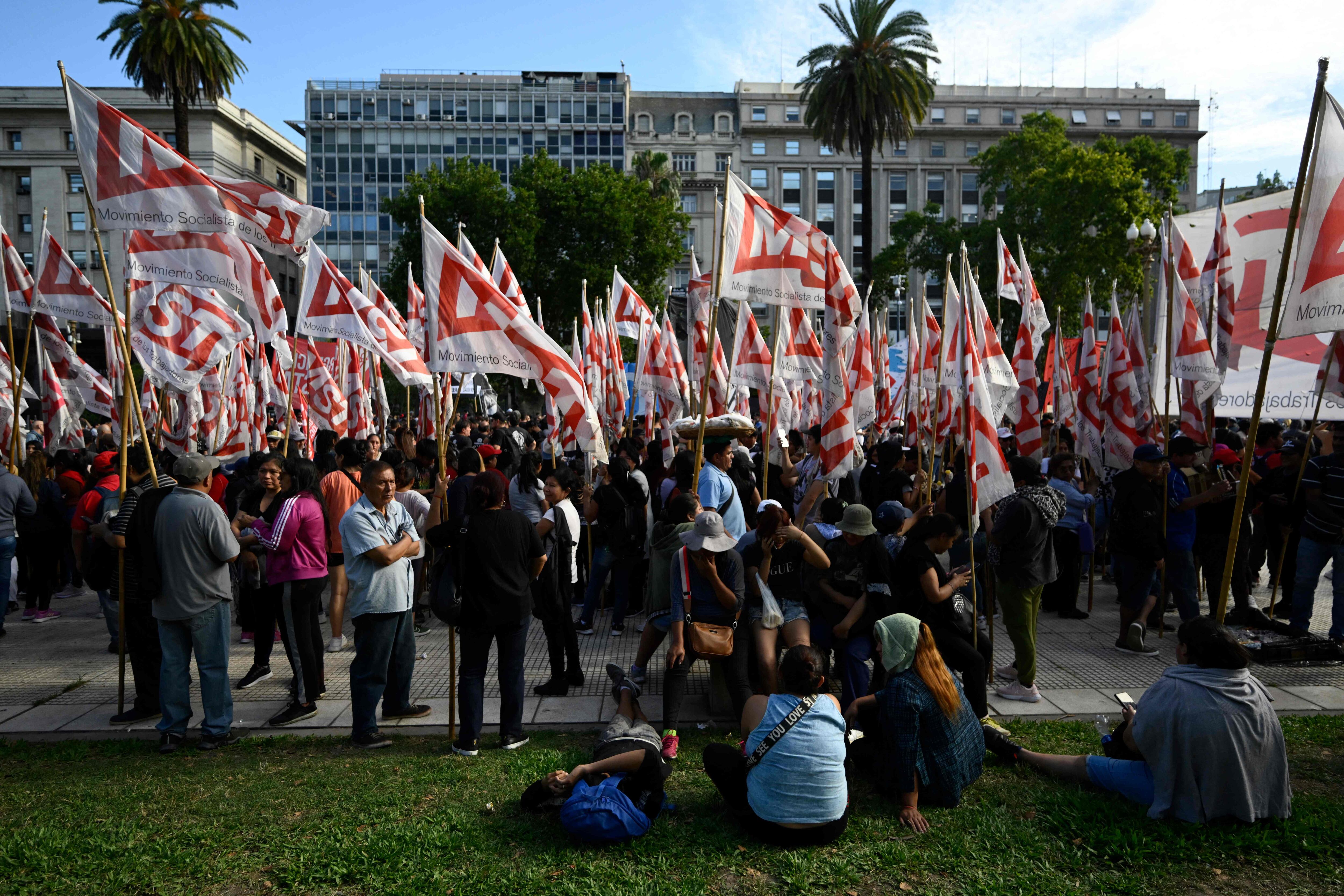 Miembros del Movimiento Socialista de los Trabajadores protestaron este miércoles durante la primera manifestación contra el nuevo gobierno de Javier Milei en la Plaza de Mayo de Buenos Aires. Argentina conmemora estos días el 22º aniversario de las protestas del 19 y 20 de diciembre en 2001, el año de la peor crisis económica, social y política que ha vivido el país en las últimas décadas, que dejó 39 muertos y acabó con la dimisión del presidente Fernando de la Rúa. Las protestas convocadas para hoy son las primeras que afronta el nuevo gobierno del ultraliberal Javier Milei. (Foto de Luis ROBAYO/AFP)