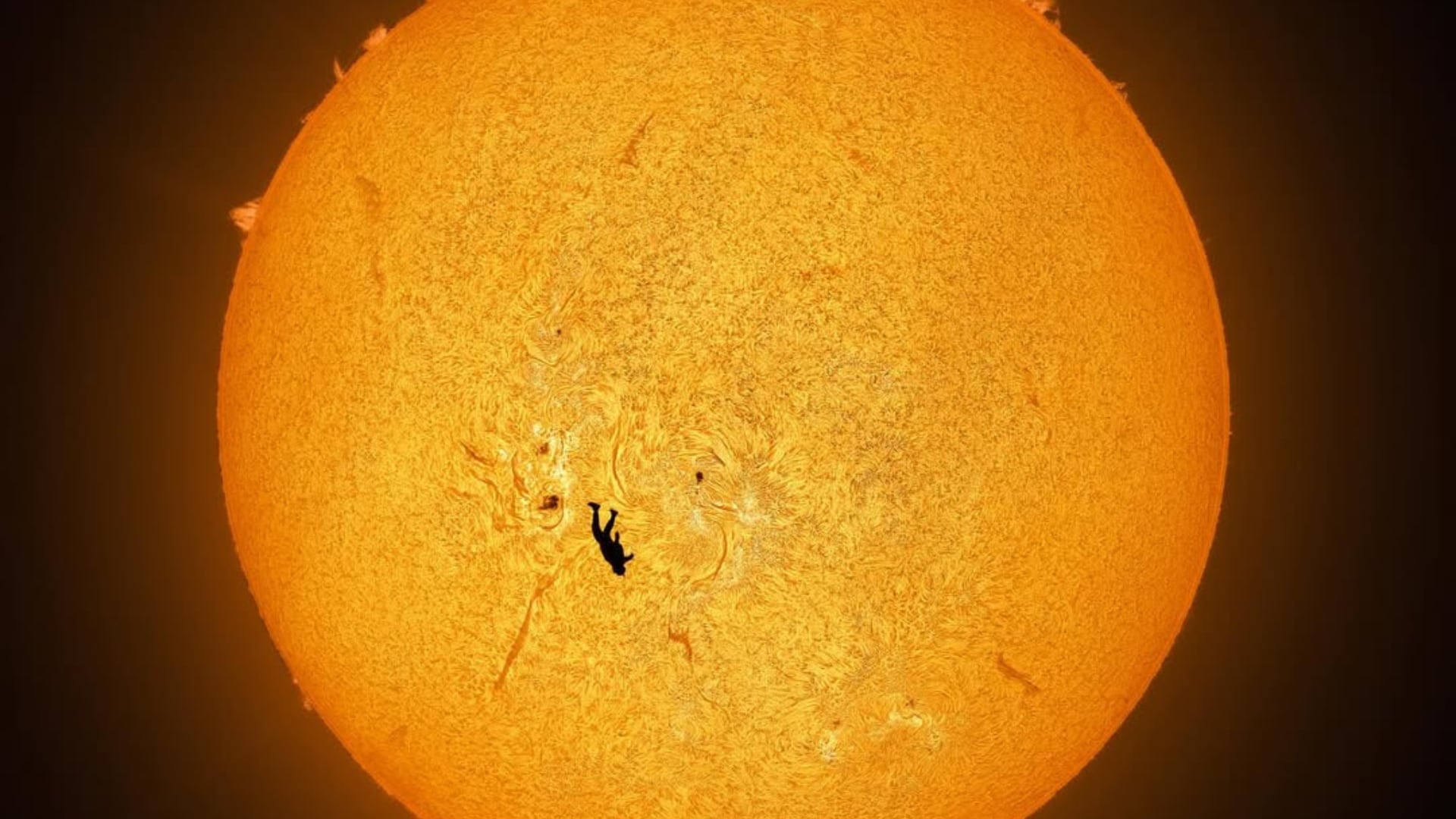 Un paracaidista descendió frente al Sol en una fotografía astronómica real que exigió seis intentos y planificación extrema.