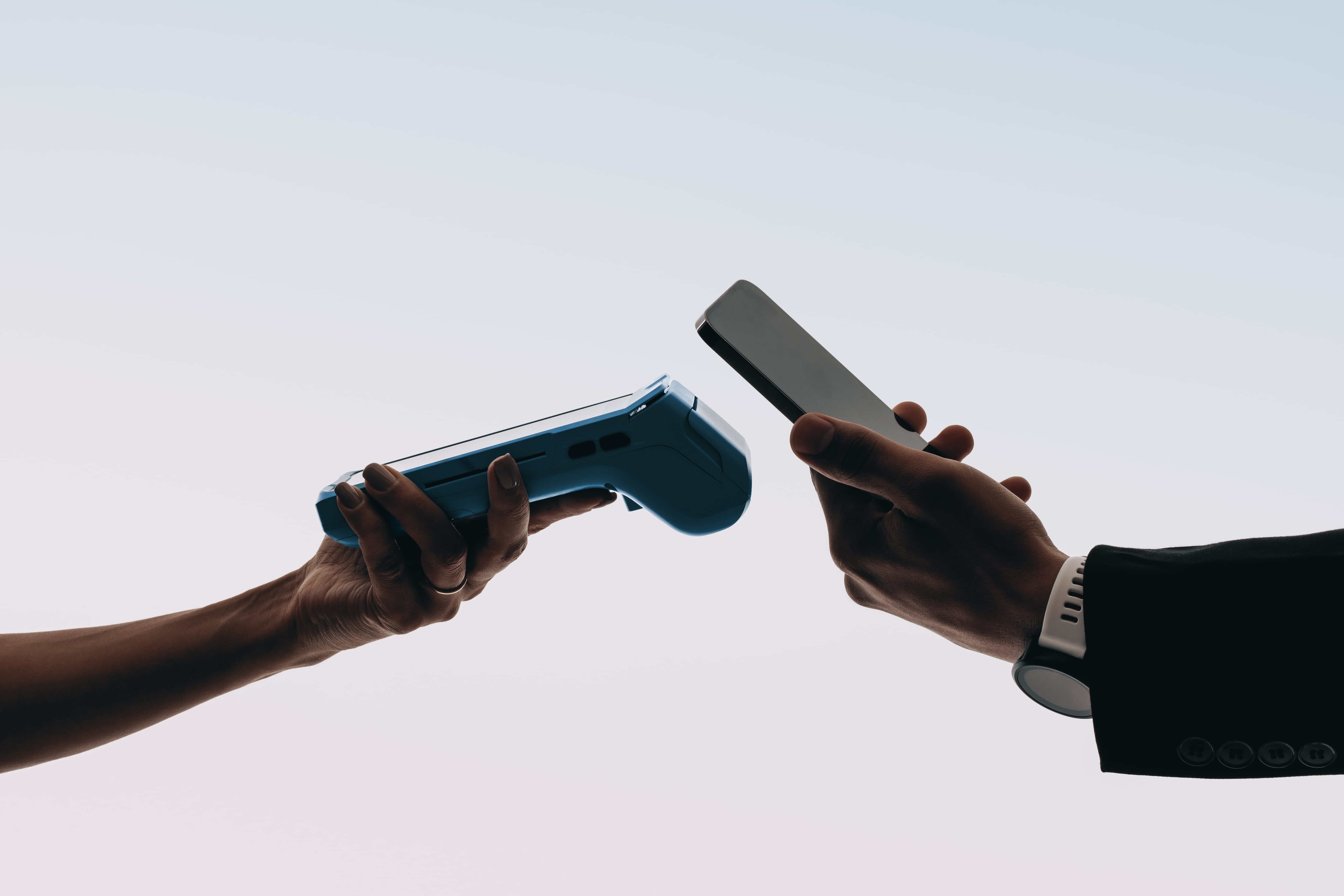 En la imagen un datáfono con un teléfono