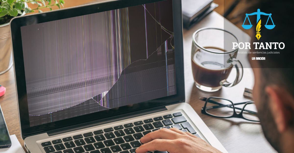 En la imagen una computadora dañada