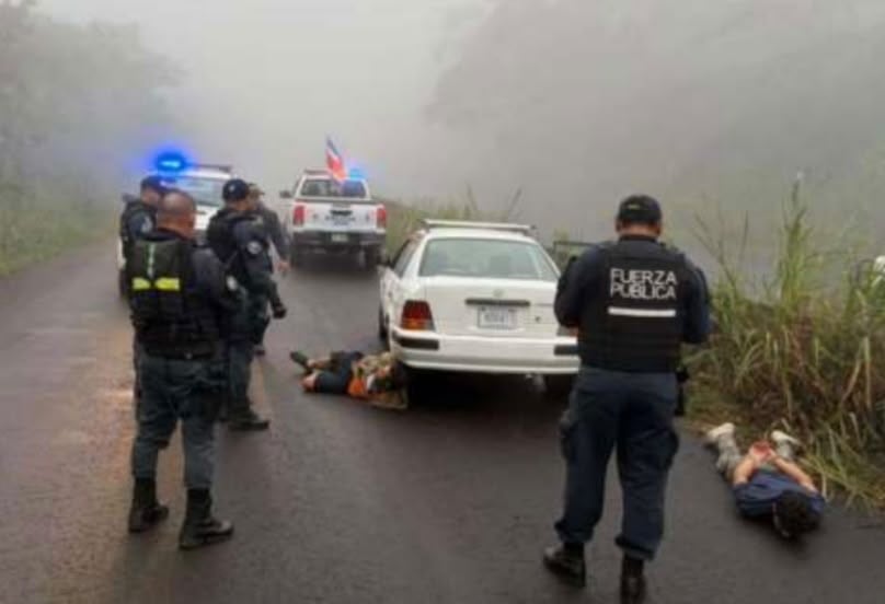 El asalto al taxista ocurrió este sábado 12 de setiembre en la ruta que lleva hacia la comunidad de Los Lotes de Aguas Zarcas de San Carlos. Oficiales de la Fuerza Pública detuvieron a los dos sospechosos del atraco.