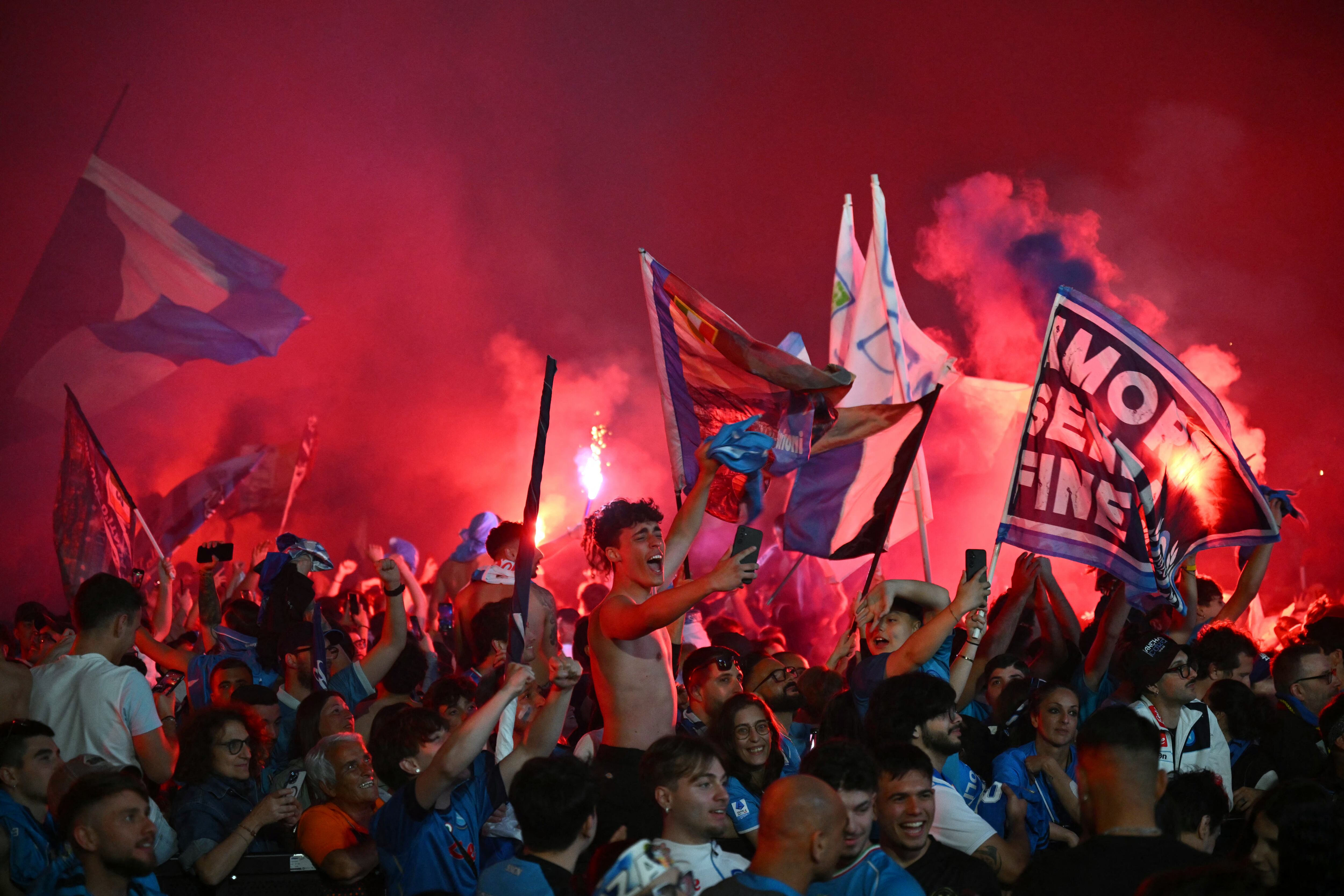 La locura se apoderó de las calles de Nápoles luego de que el equipo local ganara el título de la Serie A en Italia.