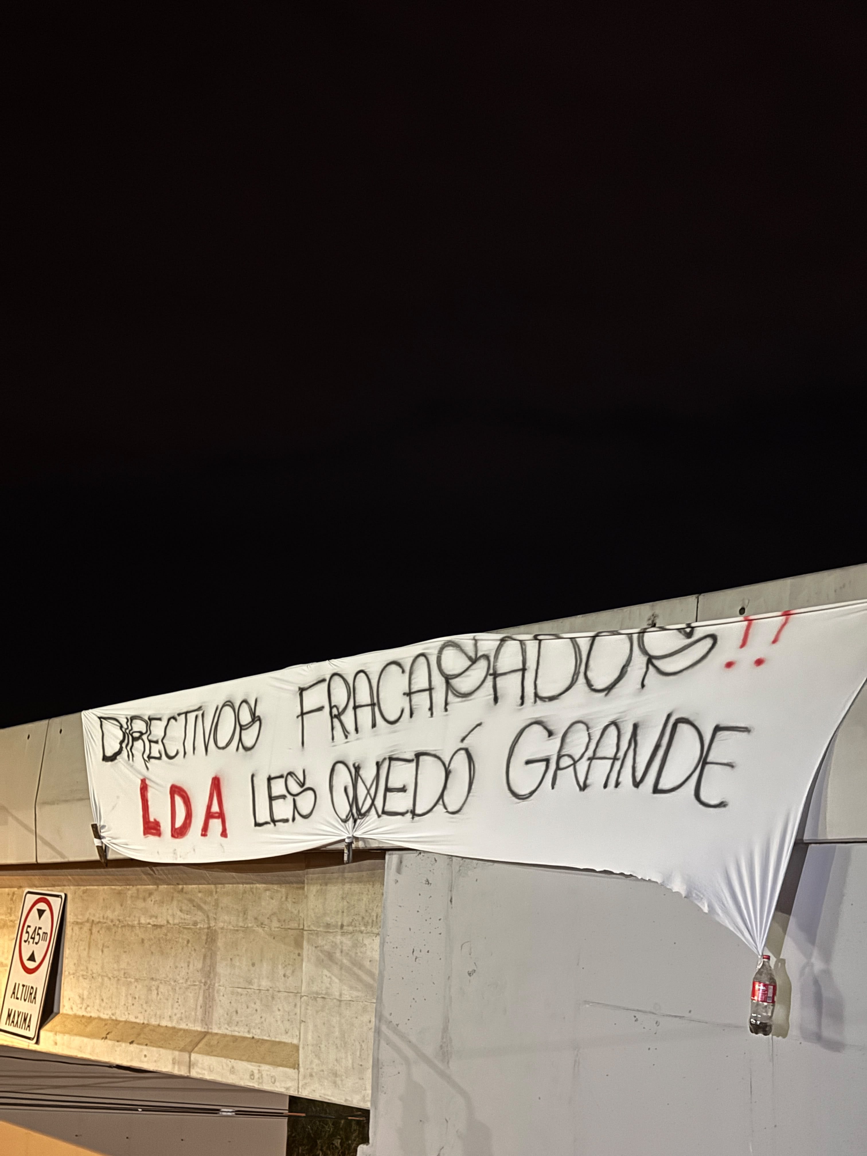 Esta es la manta que algunos aficionados de Alajuelense colgaron en el puente cercano al CAR.