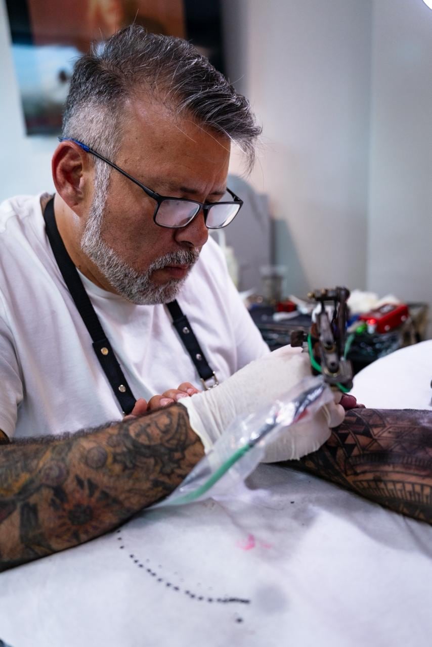 Alejandro Cole, tatuador con más de 35 años de experiencia es uno de los fundadores del festival y afirma que son selectivos entre quienes asisten como artistas.