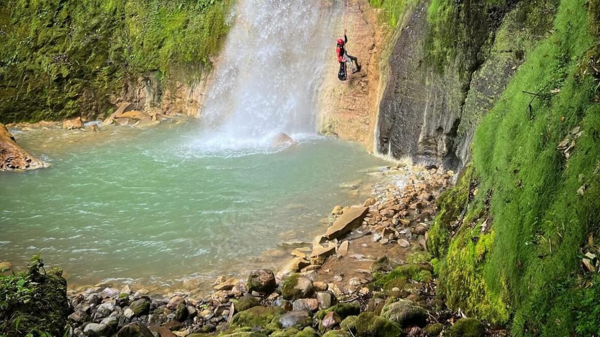 Realice canyoning con las medidas de seguridad y el equipo necesario.