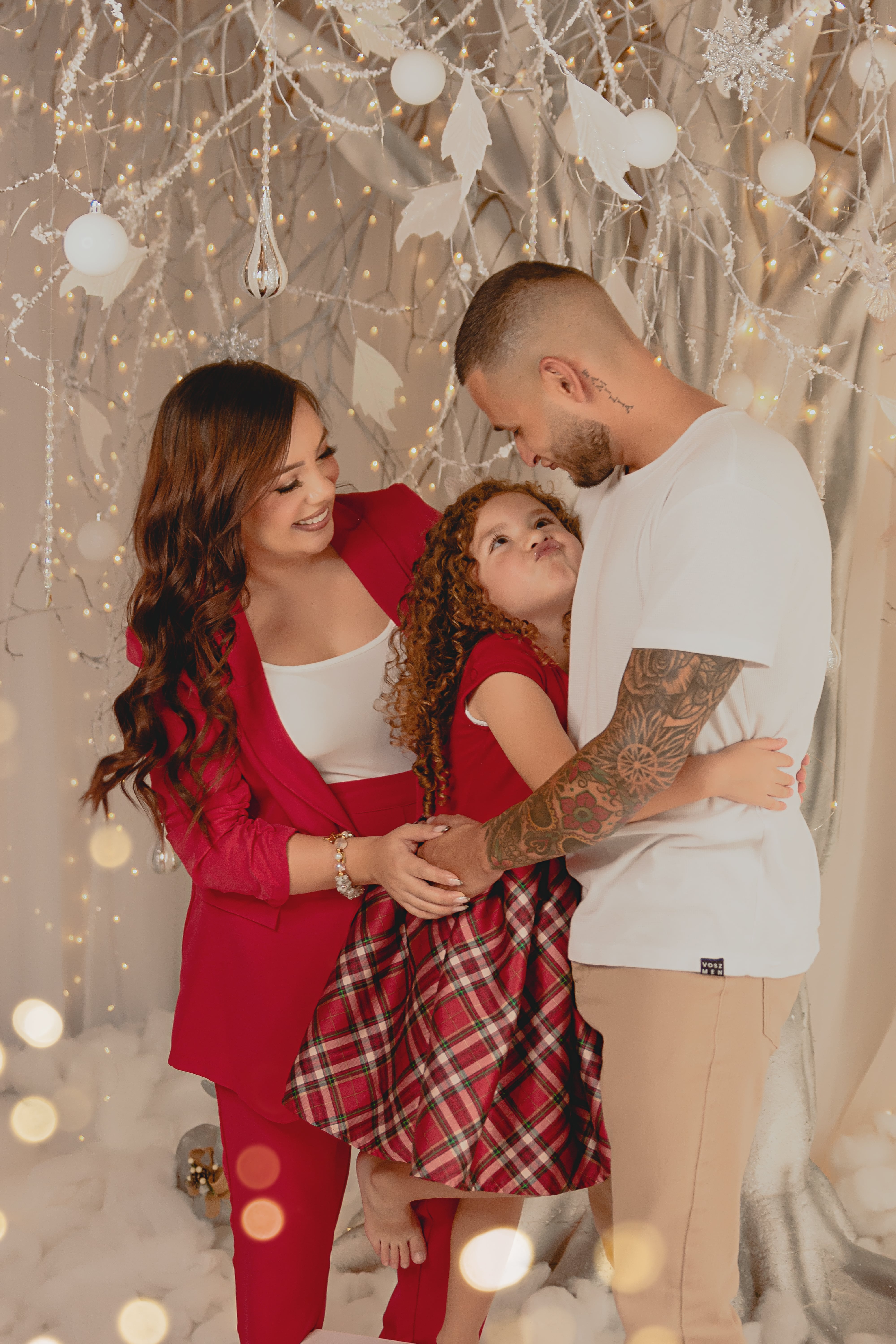 Mariana Uriarte junto a su esposo Randall Cisneros y su hija Camila de 7 años.