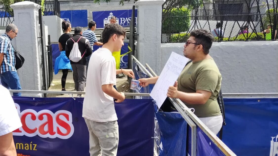 Steven Ramírez, estudiante de Enseñanza de la Música en la UCR que recolectó dinero cantando en las inmediaciones de la basílica de Los Ángeles.