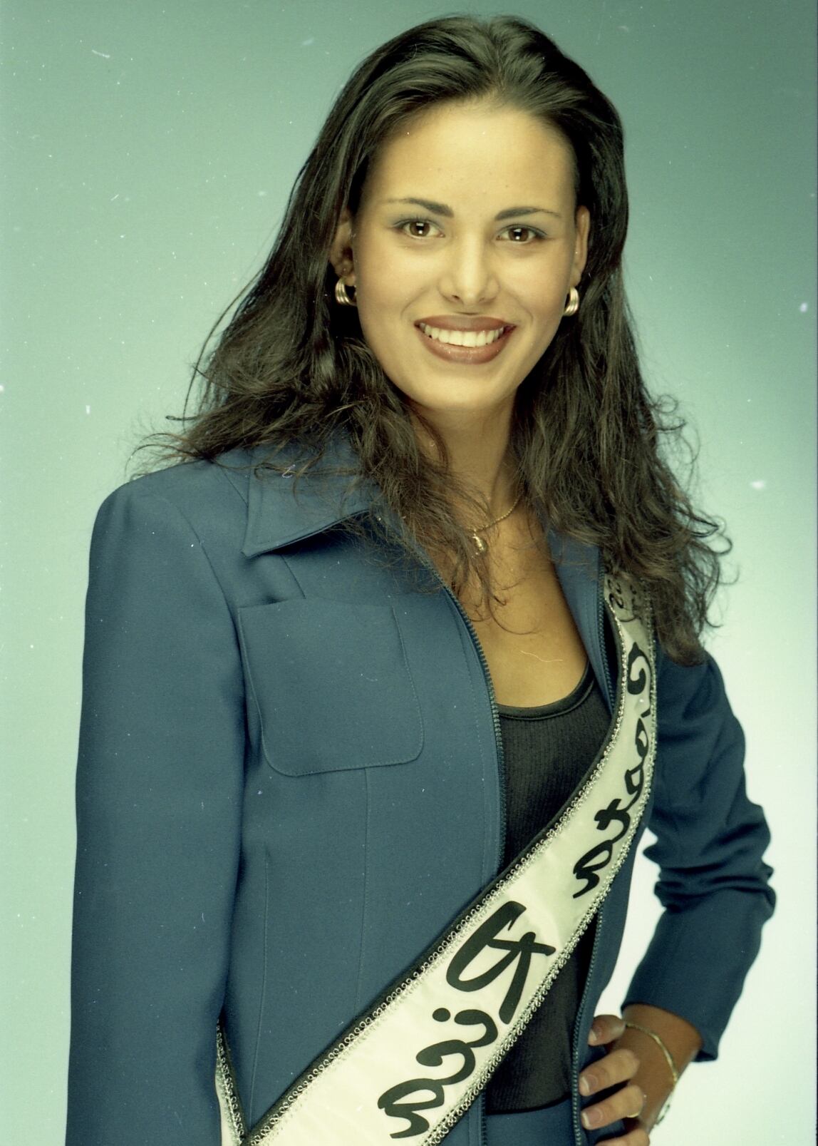 Nancy Soto sonriendo con la banda de Miss Teen Internacional