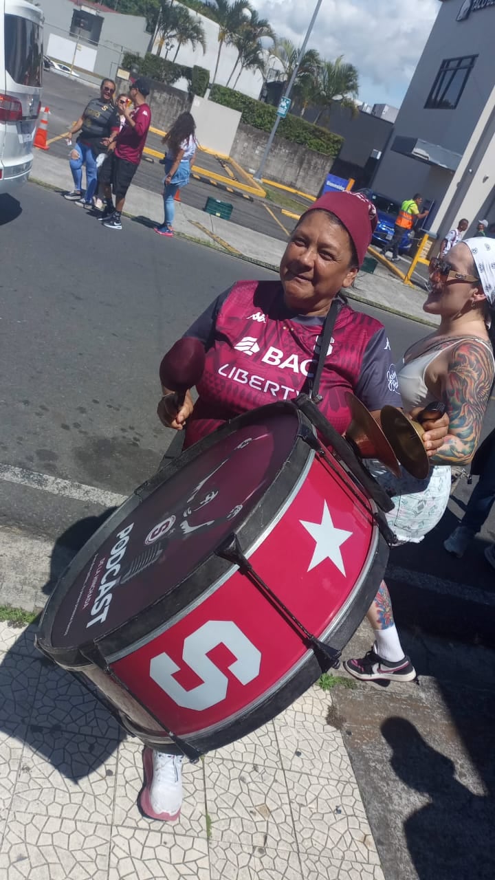Doña Leo, como conocen a Leonor Pérez, es una incondicional de la barra. Cuenta que no se pierde un partido en el estadio ni aunque esté enferma.