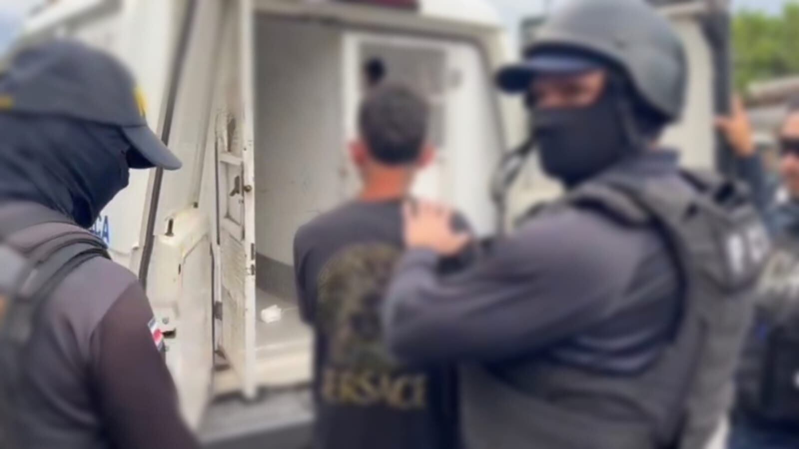 Los dos menores también fueron detenidos por parte de las autoridades.