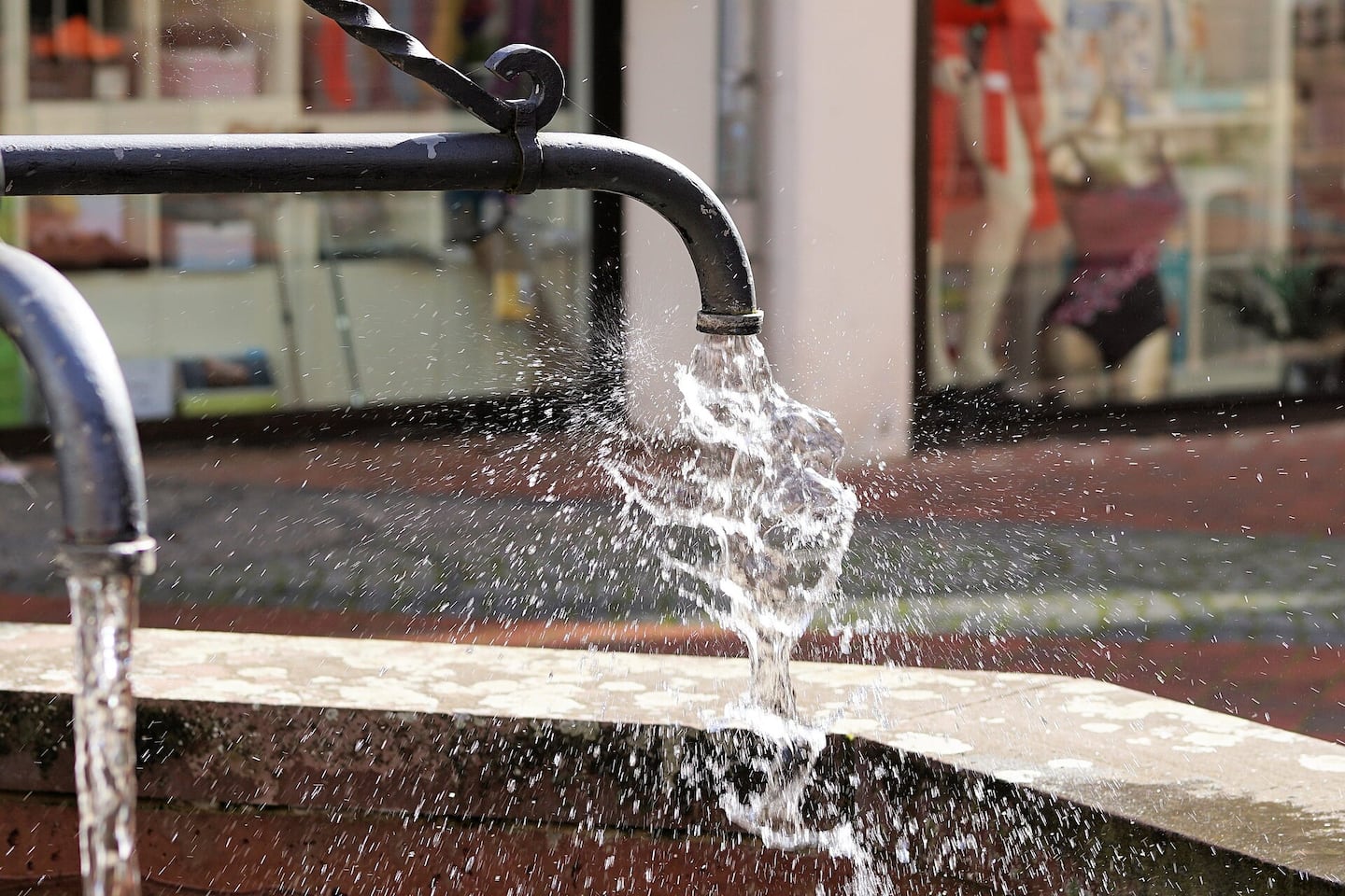 Más de 2.000 millones de personas viven en países con pobreza y agua no apta para el consumo, alerta informe de la ONU