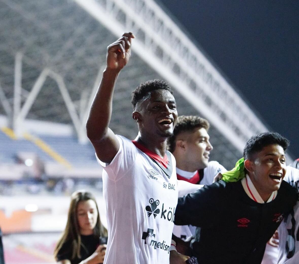 Iniciar la temporada ganando la Recopa con Liga Deportiva Alajuelense fue una alegría para Rashir Parkins, Guillermo Villalobos y Luis Rodríguez.