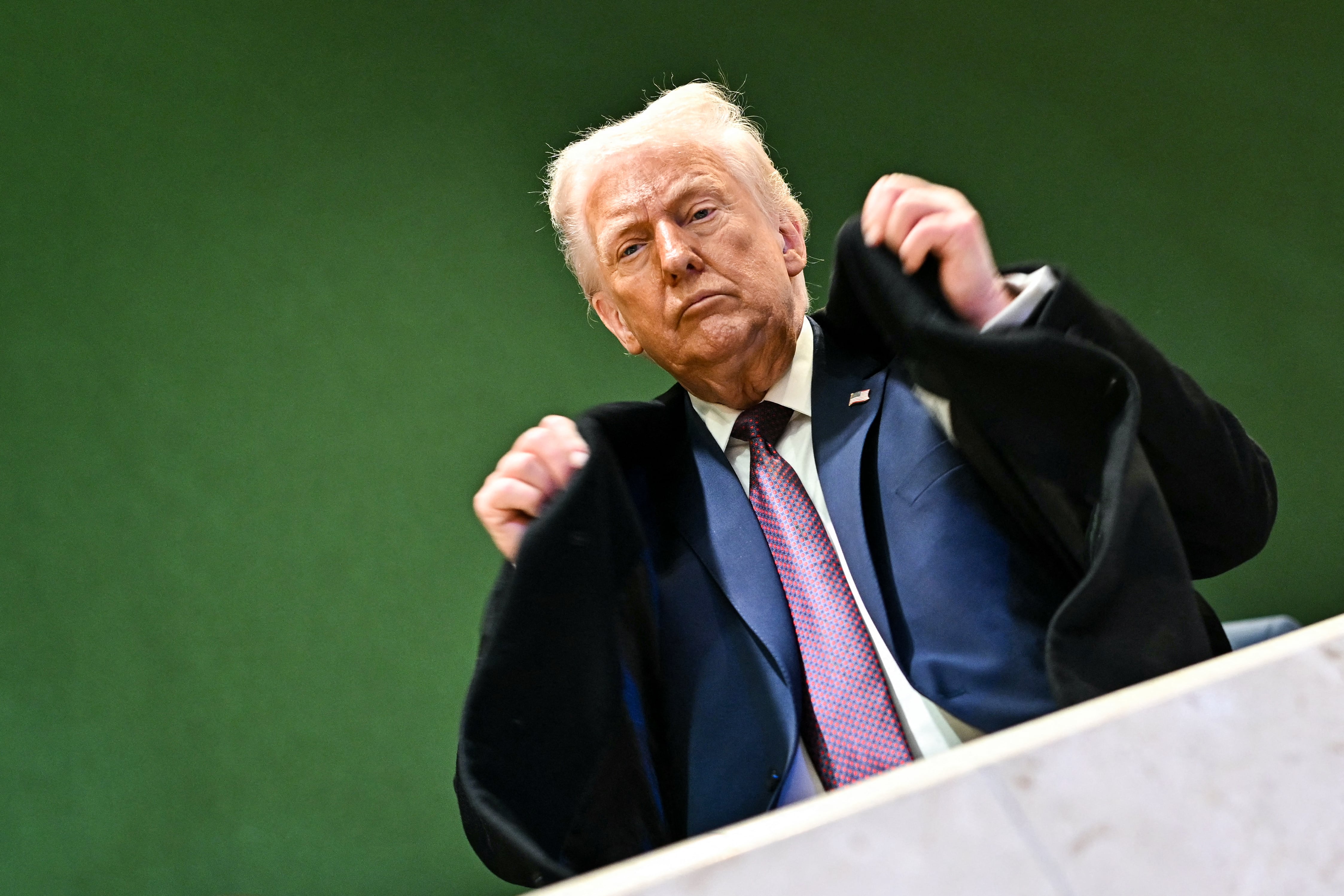 El presidente estadounidense Donald Trump se ajusta la chaqueta al salir del Centro de Congresos durante la reunión anual del Foro Económico Mundial (FEM) en Davos el 22 de enero pasado. Fotografía: