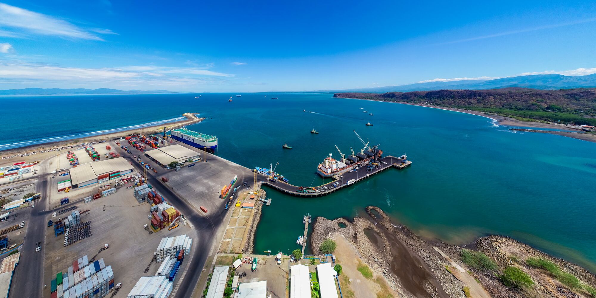 Fotografía del Puerto de Caldera donde se observa las instalaciones de carga y descarga que operan en el sitio.