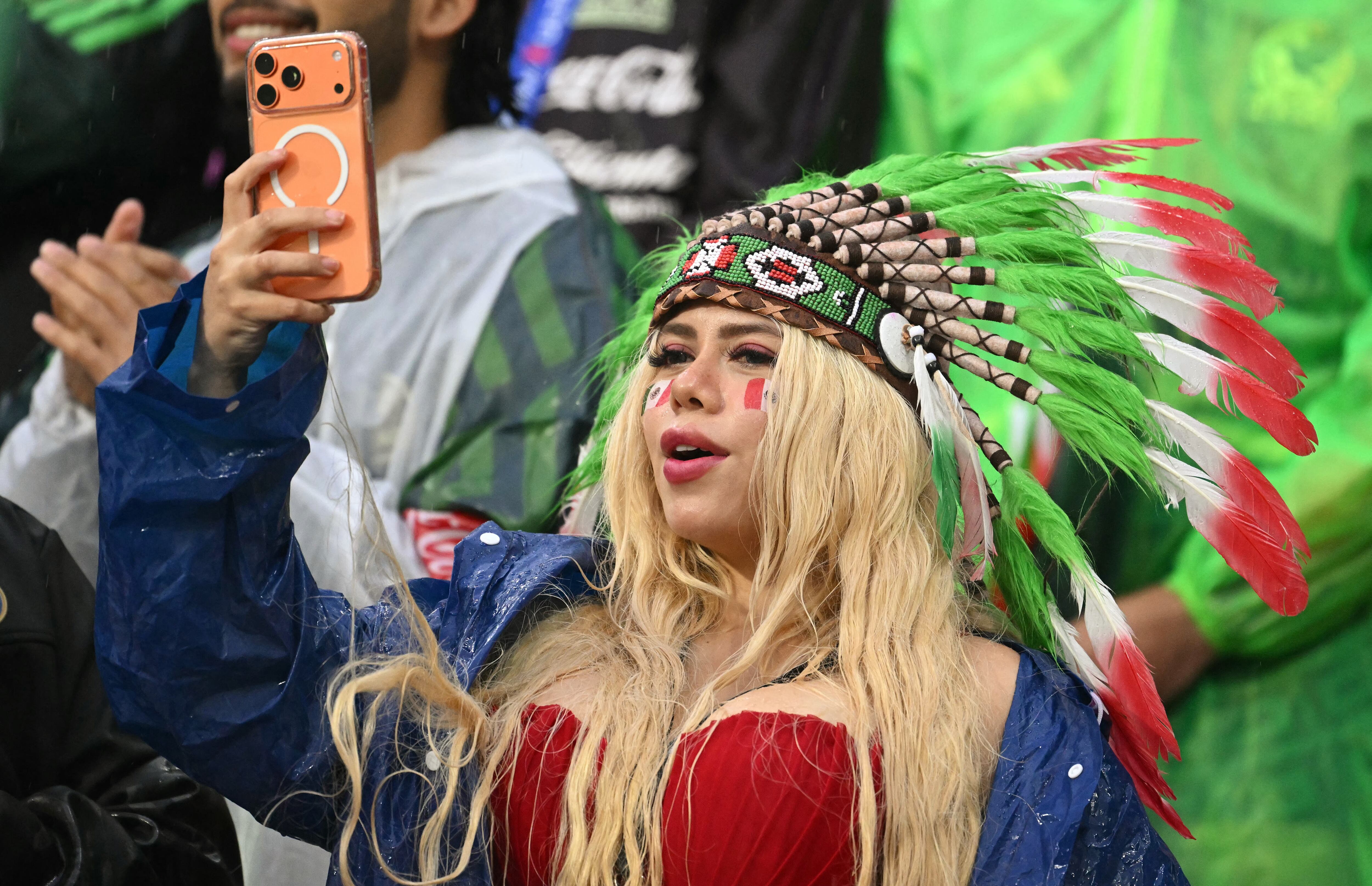 Los aficionados usualmente tienen el teléfono a mano en el Mundial 2026, incluso dentro de los estadios, como esta seguidora mexicana.