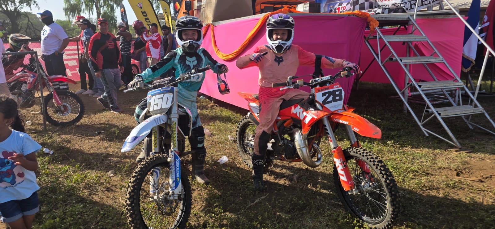 Mateo y Thiago Navas, hijos de Andrea Salas y Keylor Navas, compitieron en motocross en Nicaragua.
