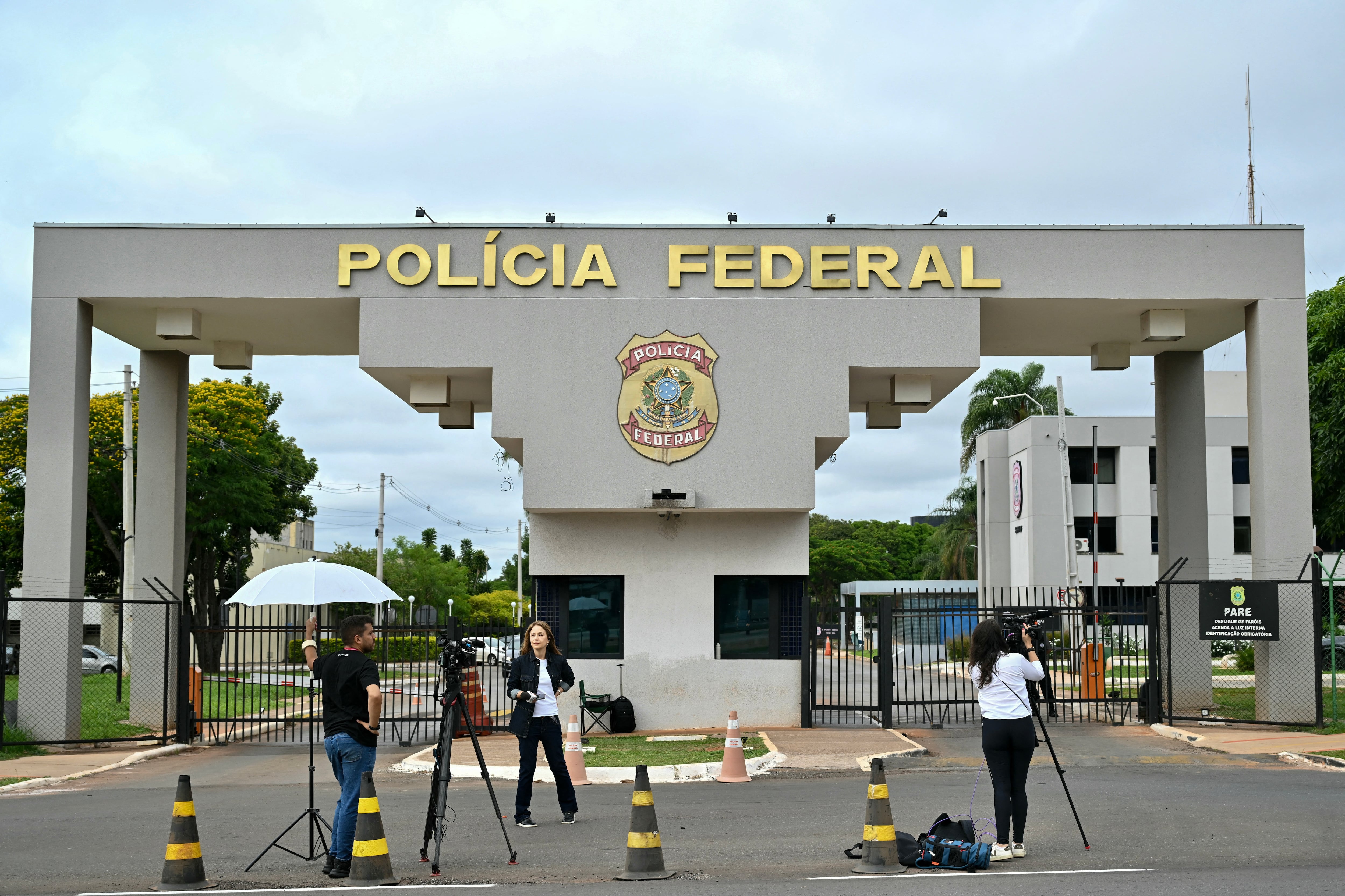 Periodistas frente a la sede de la Policía Federal de Brasil en Brasilia este 22 de noviembre de 2025, donde el expresidente Jair Bolsonaro fue trasladado previamente. Fotografía: