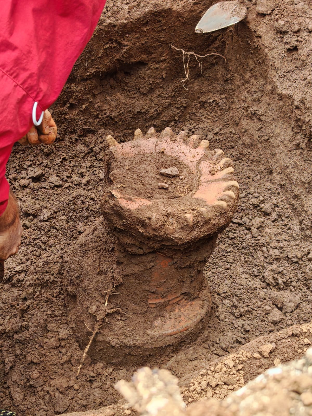 Primer plano de la vasija precolombina hallada en Carrillos de Poás, Alajuela, que aporta valiosa evidencia sobre las culturas indígenas que habitaron la región.